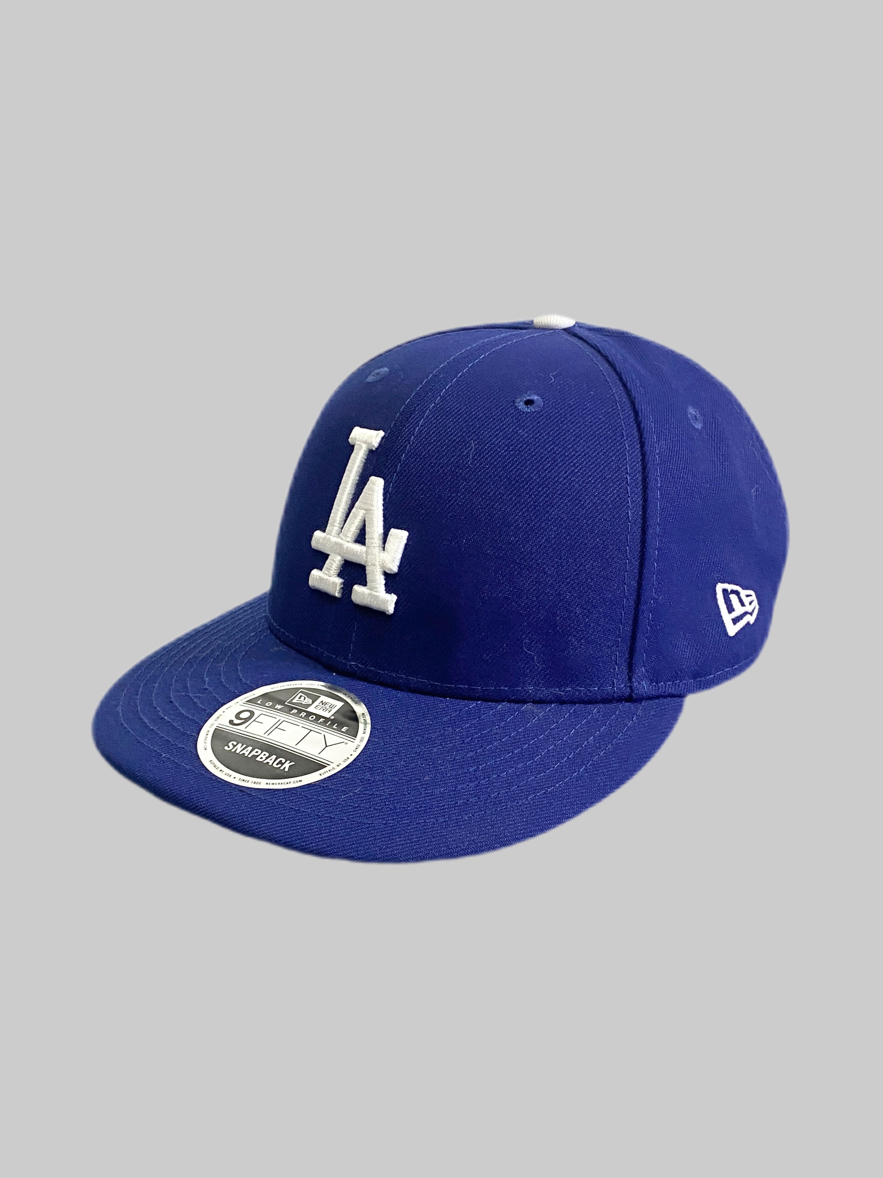 NEW ERA

【NEW ERA】9FIFTY SNAPBACK Los Angeles Dodgers

カラー：ブルー

サイズ：ONE SIZE

素材：コットン　ポリエステル

NEW ERAの中でも定番のドジャースキャップ。

フォルムは公式モデルの59FIFTYと同じながら、
9FIFTYは後部のスナップバックでサイズ調整が可能。

ストリート系など、カジュアルファッションには欠かせない
定番キャップで、コーデの幅を広げる必須アイテムです。

※画像の程度とは若干異なる場合がございますので予めご了承下さい。
(キズ、へこみ、汚れ、穴あき、ほつれ、文字書入れ(名前、ナンバー)など
