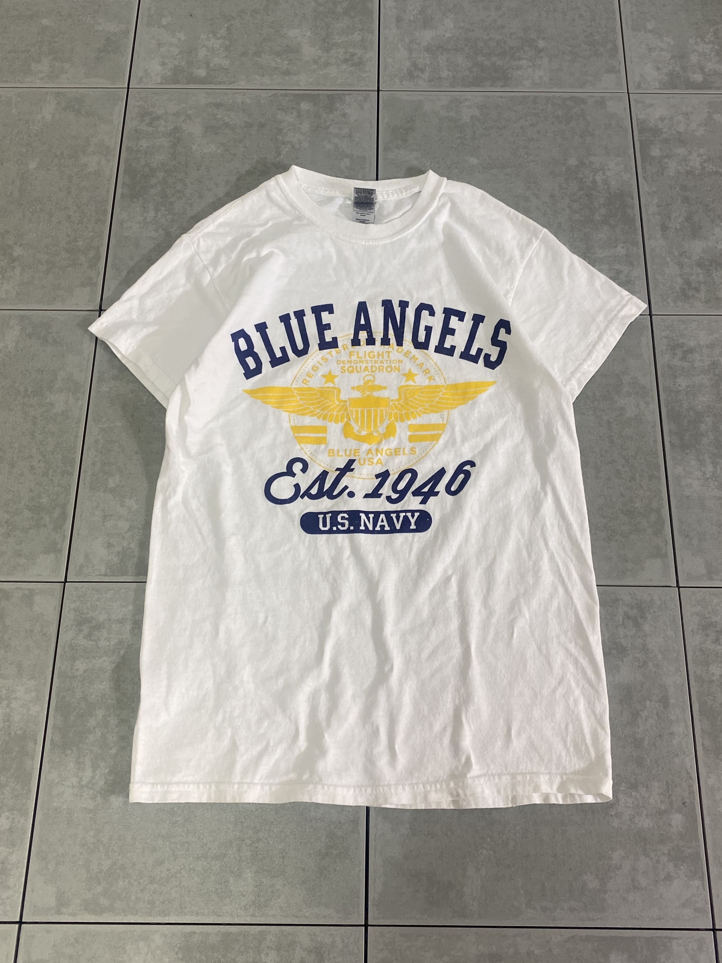 GILDAN

【GILDAN】BLUE ANGELS  S/S TEE

カラー：ホワイト

サイズ：S
着丈：約65cm　身幅：約45cm　肩幅：約42cm　袖丈：約14cm

素材：コットン100％

アメリカ海軍のアクロバット飛行隊であるBlue Angelsを
モチーフにした半袖Tシャツ。

3色展開の配色が魅力的で、
爽やかな夏にピッタリのグッドデザイン。

コットン100％のやや厚手の生地なので
使いやすく、ガシガシ着用できます。

※画像の程度とは若干異なる場合がございますので予めご了承下さい。
(キズ、へこみ、汚れ、穴あき、ほつれ、文字書入れ(名前、ナンバー)など