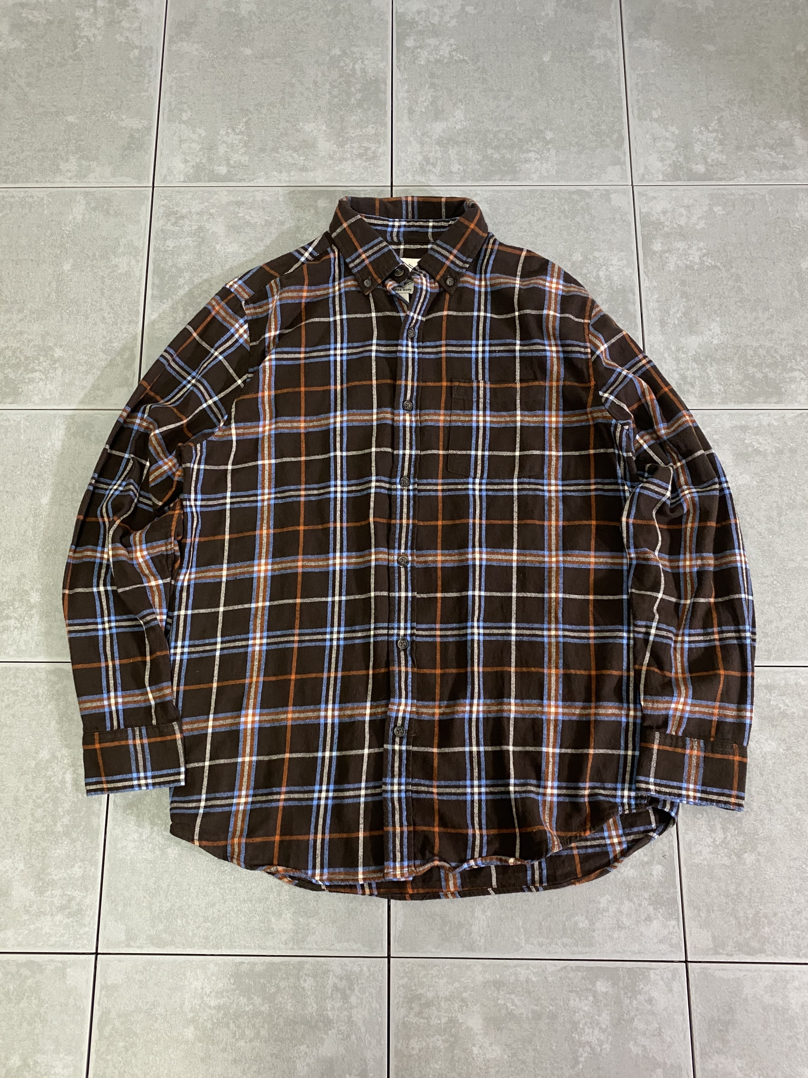 St. Johns Bay

【St. Johns Bay】Super Soft Flannel  Button Down Shirt

カラー：ブラウン

サイズ：M
着丈：約76cm　身幅：約57cm　肩幅：約46cm　袖丈：約63cm

素材：コットン100％

アメリカの老舗デパートのストアブランド、
JCPennyのプライベートブランドで知られるセントジョンズベイ。

ブラウンベースの好配色なチェック柄でオーソドックスなアイテム。

ストレスなく着用できる柔らかな生地感でラフに着回しができます。

デニムジャケットやカーディガンのインナーとしても使える
オススメアイテムです。

※画像の程度とは若干異なる場合がございますので予めご了承下さい。
(キズ、へこみ、汚れ、穴あき、ほつれ、文字書入れ(名前、ナンバー)など