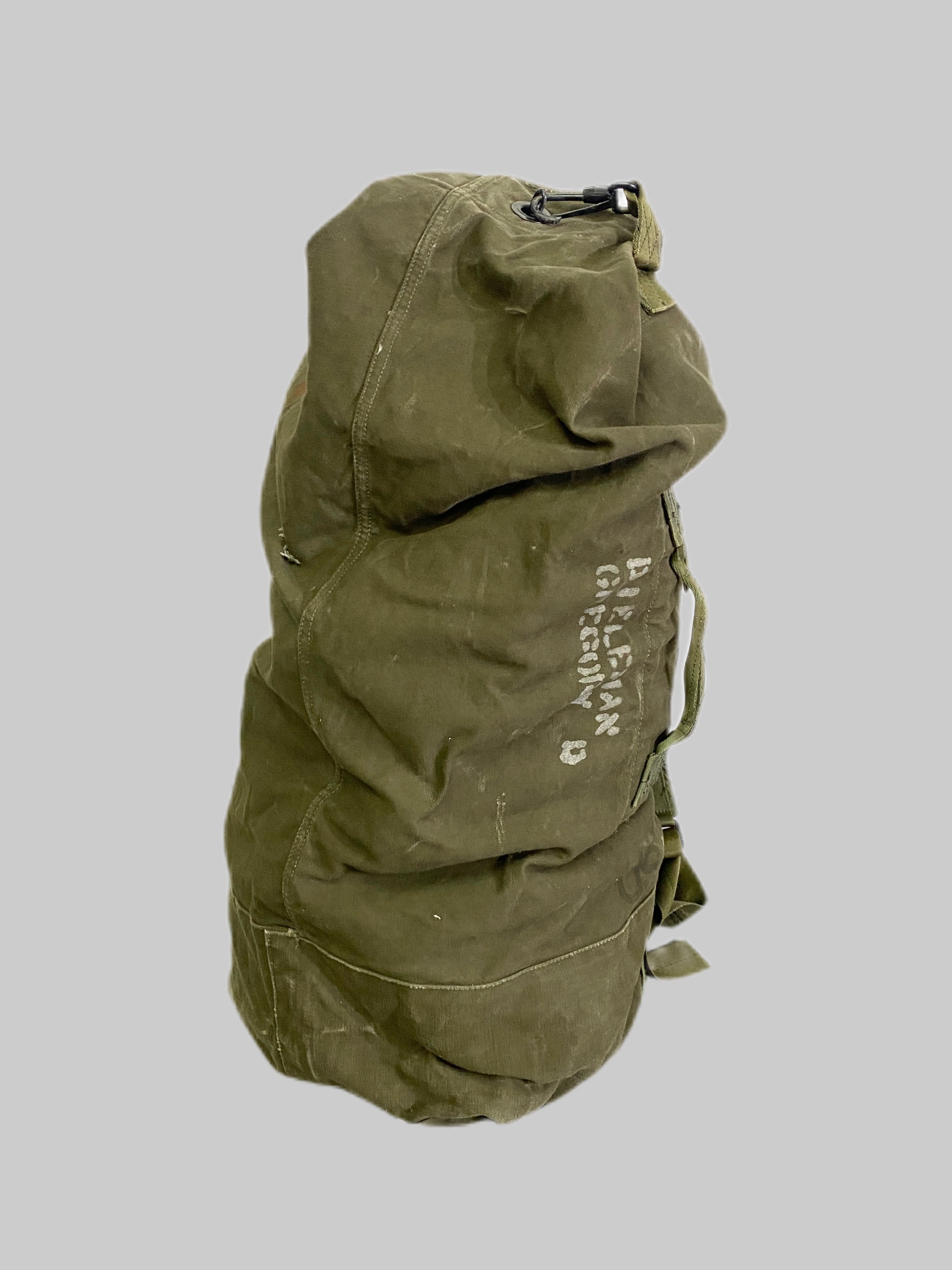 米軍放出品

US BAG DUFFEL TYPE2

カラー：OD

サイズ：約90×32×30cm

素材：コットン

兵士が移動する際、個人の持ち物を詰め込んで運搬する為の
大容量なダッフルバッグ。

リュックのように背負えるように長さ調節可能な
ショルダーハーネスが付属しているほか、横向きに持てるよう側面には
キャリングハンドルも備えられています。

外側には小さなフラップポケットがあり、小物を収納するのに便利です。

全体的にかなりの使用感があり、所々穴あきや汚れなどがございますが
味が出ていて雰囲気抜群です。

一人旅やタウンユースにはもちろん、アウトドアやバイク乗りの方にも
オススメなアイテムです。

※画像の程度とは若干異なる場合がございますので予めご了承下さい。
(キズ、へこみ、汚れ、穴あき、ほつれ、文字書入れ(名前、ナンバー)など

