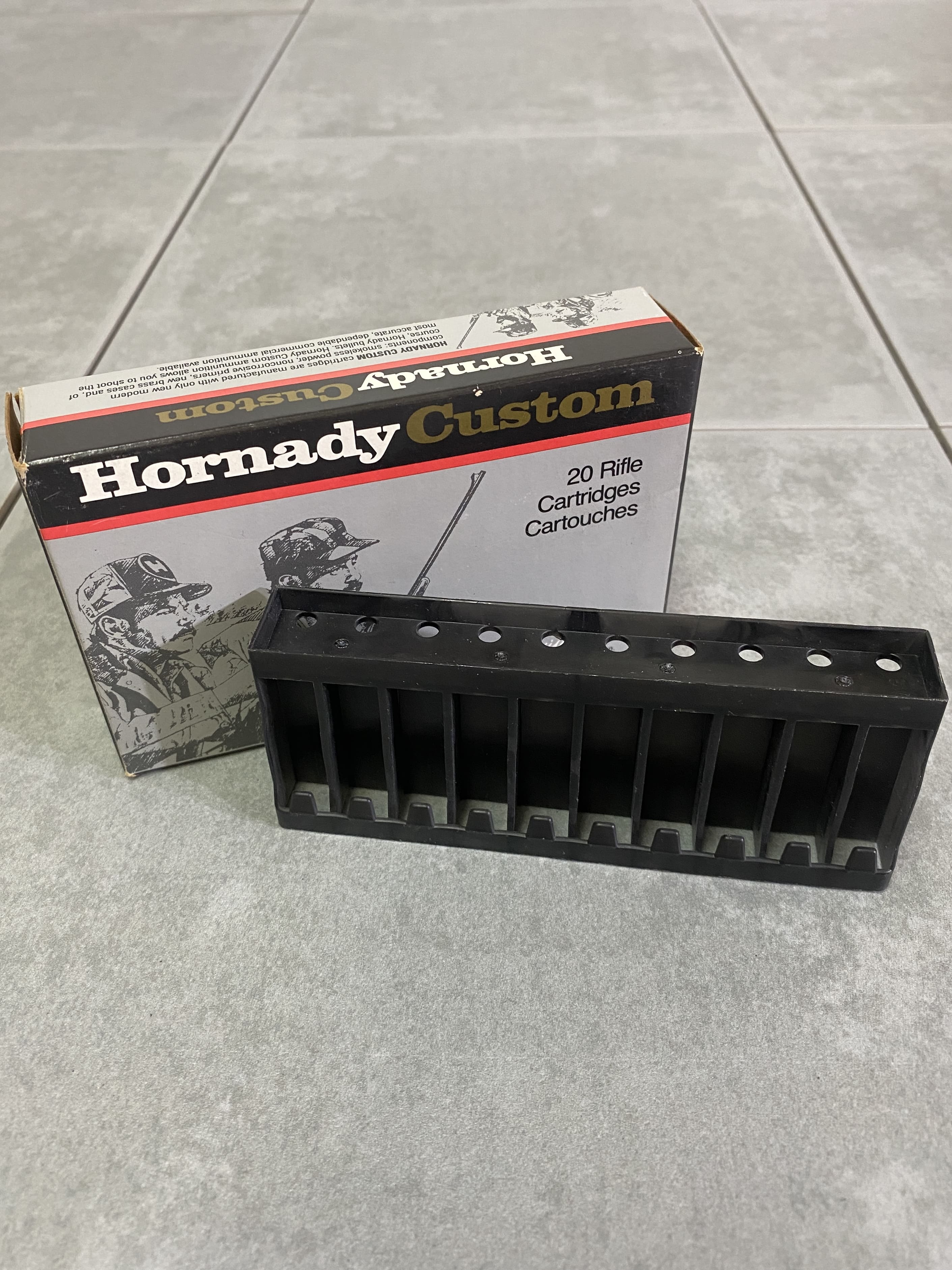 Hornady

ホナディー空パッケージ ホルダーセット

カラー：グレー

サイズ：パッケージ：約8.5×13.5×3cm
　　　　ホルダー：約2×13×5cm

民間用 308win パッケージとホルダー。

お手持ちのダミーカートの整理にいかがでしょうか。

※画像の程度とは若干異なる場合がございますので予めご了承下さい。
(キズ、へこみ、汚れ、穴あき、ほつれ、文字書入れ(名前、ナンバー)など