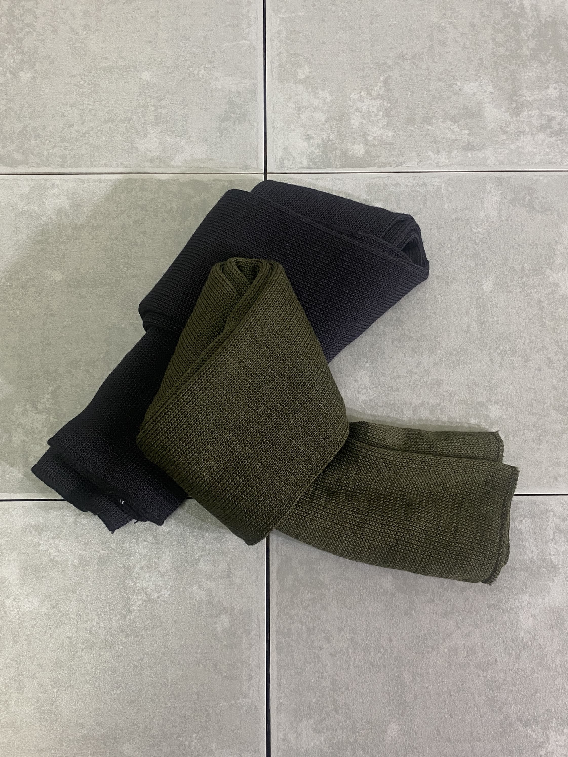 DEAD STOCK

US G.I. WOOL SCARF MADE IN USA

カラー：BK/OD

サイズ：140×24cm

素材：ウール100％

アメリカ軍で2000年代頃に採用されていた
デッドストック、ウール100％のスカーフ。

素材には保温性に優れたウール100%を使用しており、
適度な弾力性と伸縮性があり、チクチク感のない快適な着用感が魅力です。

ユニセックスでスタイルを選ばず、幅広く着回しが楽しめます。

※画像の程度とは若干異なる場合がございますので予めご了承下さい。
(キズ、へこみ、汚れ、穴あき、ほつれ、文字書入れ(名前、ナンバー)など


