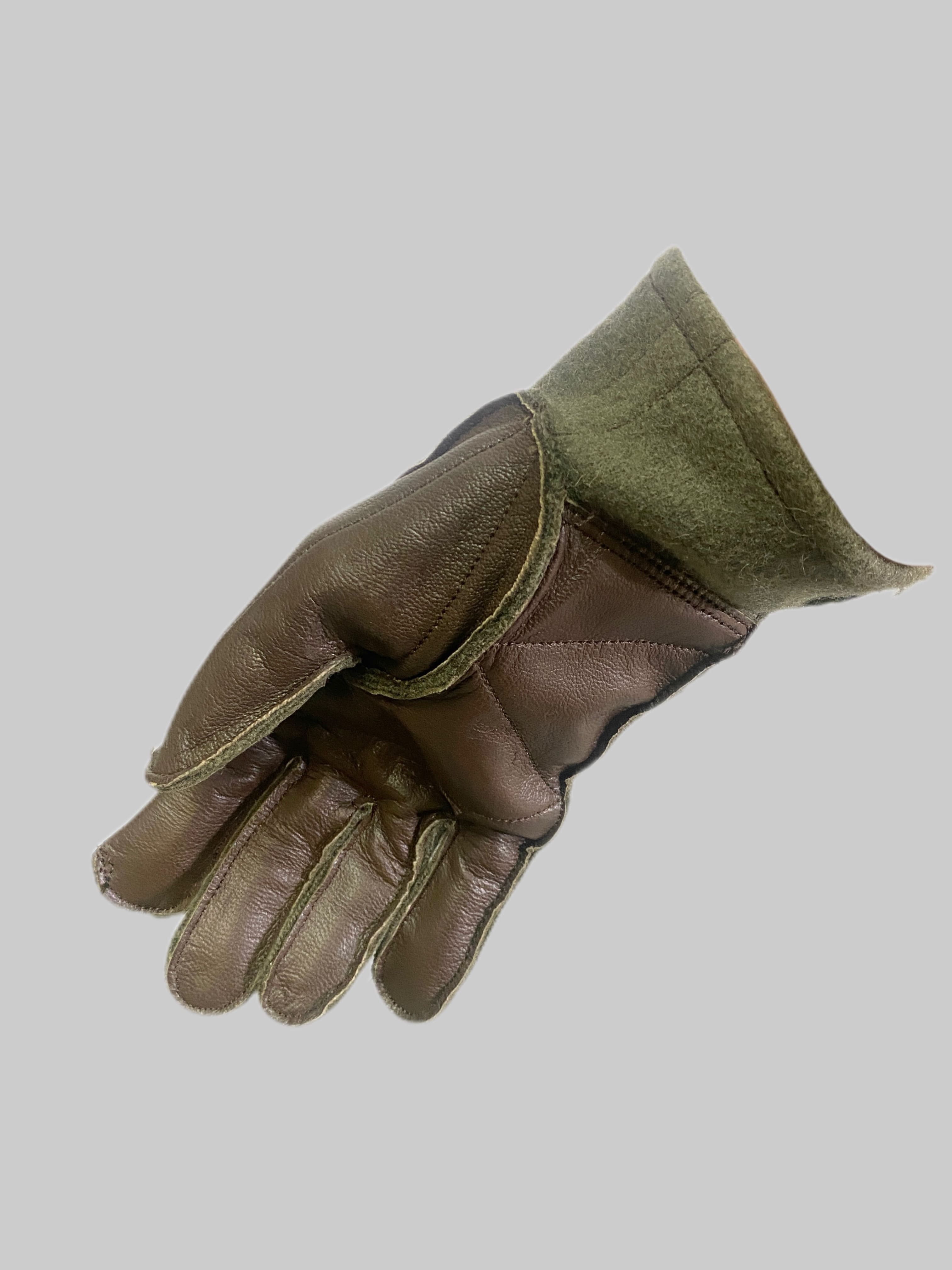 DEAD STOCK

French Leather & Wool Glove

カラー：OLIVE

サイズ：縦：約25cm　掌回り：約20cm

素材：ウール　本革

フランス軍実物のウールレザーグローブ。

オリーブグリーンの起毛したウールをベースに
掌部分から親指にかけてレザーを貼ったクラシックなデザイン。

レザー部分は着用によるエイジングや汚れが
アジとなっていくのも魅力の一つです。

カジュアルにもビジネスにも最適な
デザイン、素材感となっております。

※画像の程度とは若干異なる場合がございますので予めご了承下さい。
(キズ、へこみ、汚れ、穴あき、ほつれ、文字書入れ(名前、ナンバー)など