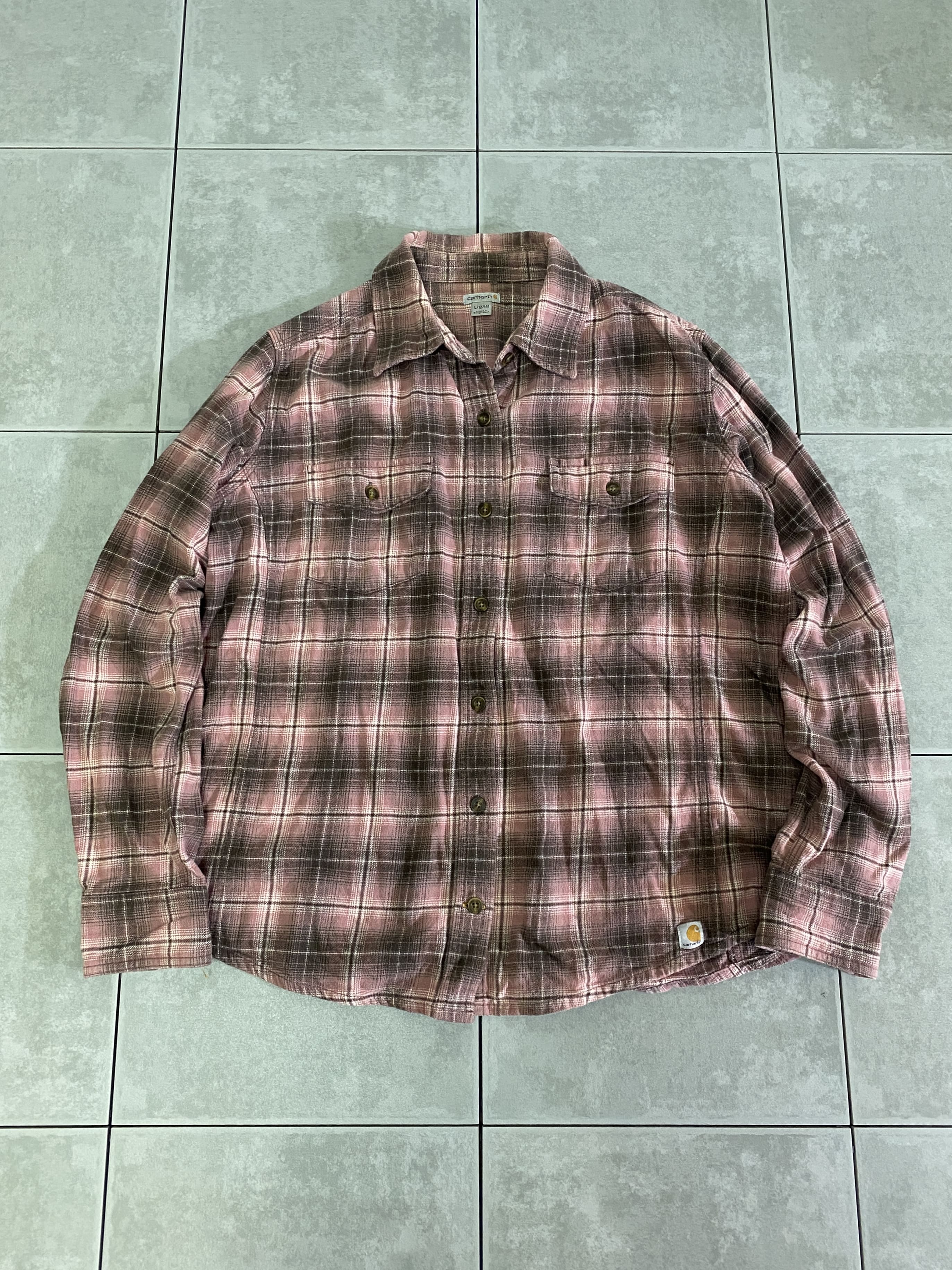 Carhartt

【Carhartt】Flannel Shirt

カラー：ピンク

サイズ：L
着丈：約66cm　身幅：約60cm　肩幅：約43cm　袖丈：約62cm

素材：コットン97％　スパンデックス3％

アメリカ老舗ワークブランド、Carharttのネルシャツ。

タフに使用できる着心地抜群の一枚。

くすんだピンクの色合いがボトムスとの相性も良く、
色々な着回しができるのもポイント。

一枚着はもちろん、インナーやベストなどの組み合わせも
かっこよく決まるオススメのアイテムです。

※画像の程度とは若干異なる場合がございますので予めご了承下さい。
(キズ、へこみ、汚れ、穴あき、ほつれ、文字書入れ(名前、ナンバー)など



