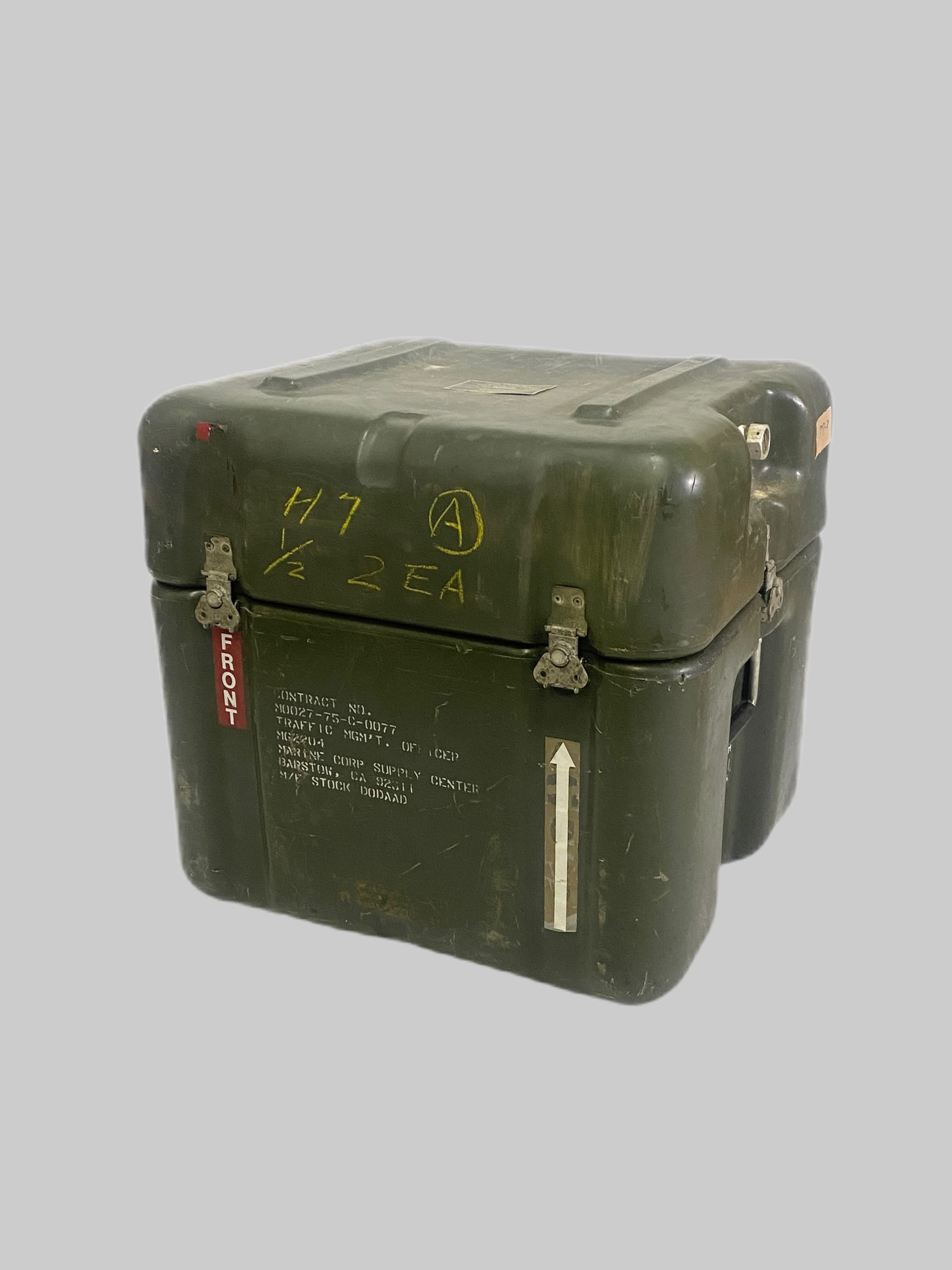 米軍放出品

U.S.MARINE CORPS 輸送用ボックス

カラー：OD

サイズ：約40×45×43cm

重量：約20〜30kg

PP-7332/U POWER SUPPLY

米海兵隊の輸送用ボックスで、中には電源機器が収納されております。

プラスチックのような素材で、周囲の中空構造によって
衝撃を吸収するようです。

前後左右を6つの回転式つまみで完全密封され、
エア抜き用の装置も付いております。

両サイドには取手付き、かなり重量あります。

あまり見かけない面白いアイテムです。

コレクションやディスプレイなどにいかがでしょうか。

※本商品は船便発送となります。
納期は天候にもよりますが約1週間程です。

※画像と異なる部分がございますので下記よりお選びください。
(コントラクトの印字は全てございます。)

A.内容物のラベルあり、パッキングリストあり
B.内容物のラベルあり、パッキングリストなし
C.内容物のラベルなし、パッキングリストなし