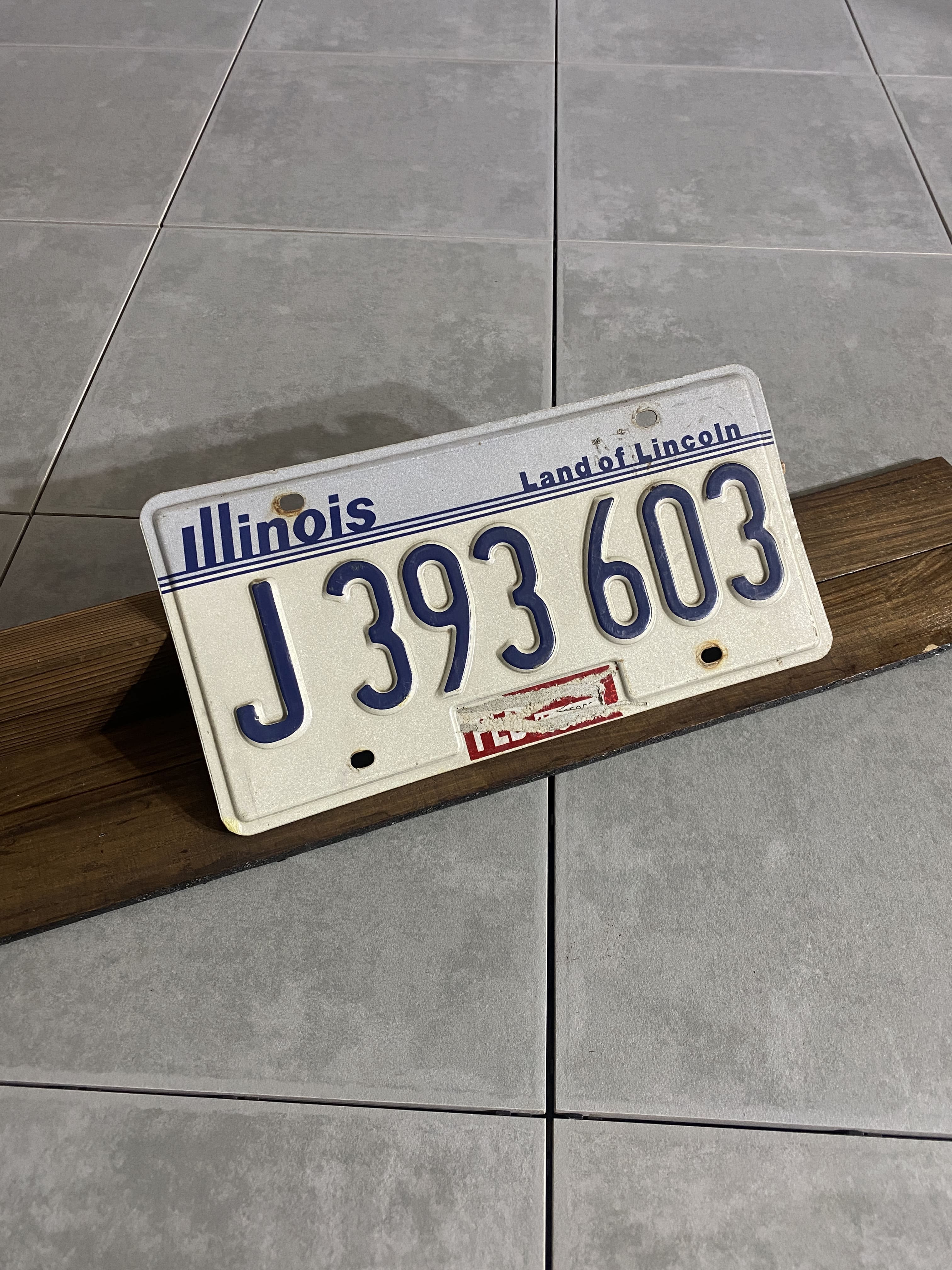 米軍放出品

US ナンバープレート ILLINOIS イリノイ州

サイズ：約15×31cm

素材：アルミ

ガレージや車、ショップ、ご自宅などのディスプレイ用に
いかがでしょうか。

※画像の程度とは若干異なる場合がございますので予めご了承下さい。
(キズ、へこみ、汚れ、穴あき、ほつれ、文字書入れ(名前、ナンバー)など