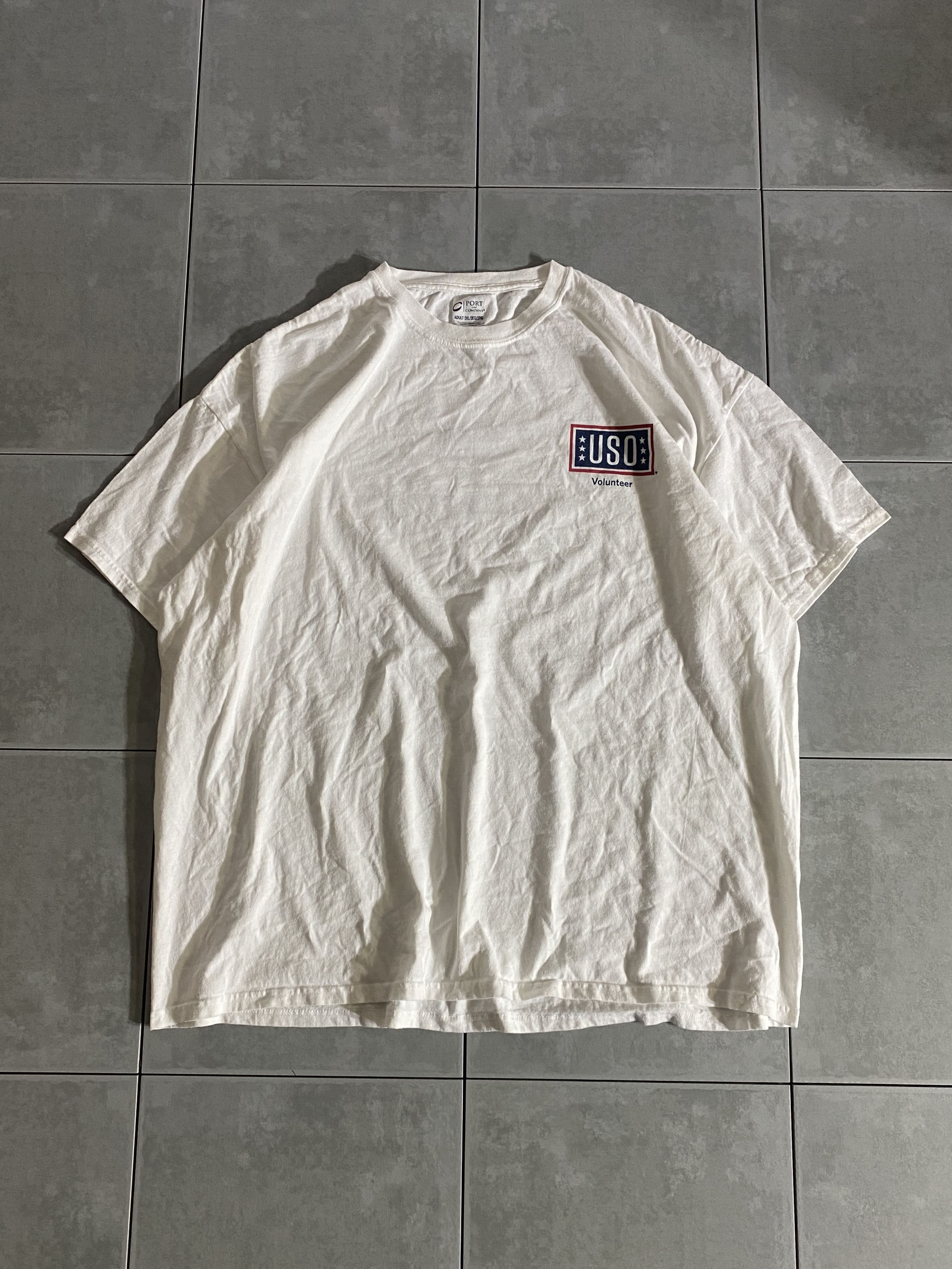 PORT&COMPANY

【PORT&COMPANY】USO VOLUNTEER S/S TEE

カラー：ホワイト

サイズ：2XL
着丈：約75cm　身幅：約67cm　肩幅：約63cm　袖丈：約20cm

素材：コットン100％

1941年に設立されて以来アメリカ軍にイベントの企画等を
提供している組織であるUSO。

フロント左胸にワンポイント、バックにプリントがございます。

2XLとかなり大きく、オーバーサイズで着用できます。

なかなか珍しいアイテムです。

※画像の程度とは若干異なる場合がございますので予めご了承下さい。
(キズ、へこみ、汚れ、穴あき、ほつれ、文字書入れ(名前、ナンバー)など
