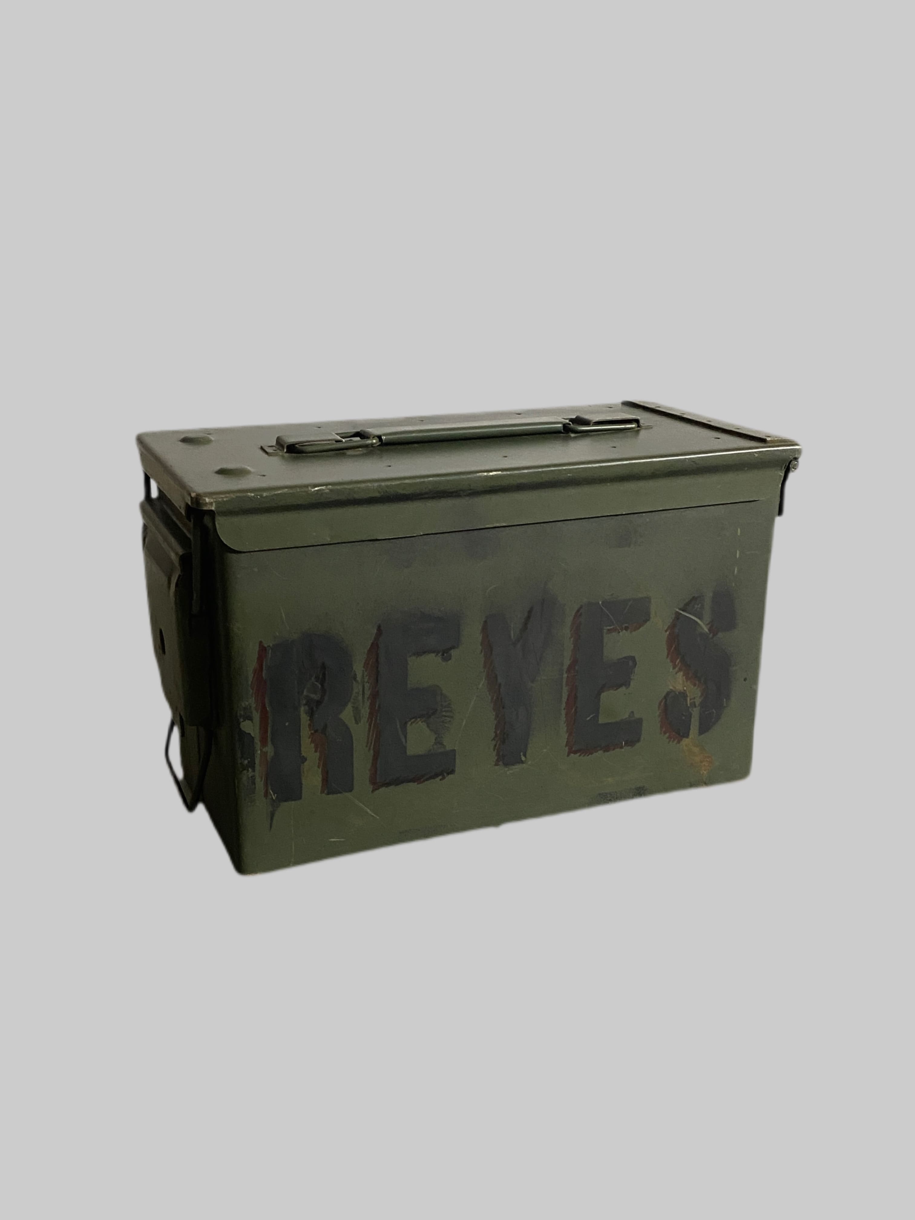 米軍放出品

AMMO BOX 弾薬箱

カラー：OD

サイズ：約15×30×18cm

弾薬を入れる鉄製の弾薬箱。

工具箱やキャンプ、ガレージやショップなど、使い方次第で雰囲気UPです。

コレクションとしていかがでしょうか。

※画像の程度とは若干異なる場合がございますので予めご了承下さい。
(キズ、へこみ、汚れ、穴あき、ほつれ、文字書入れ(名前、ナンバー)など