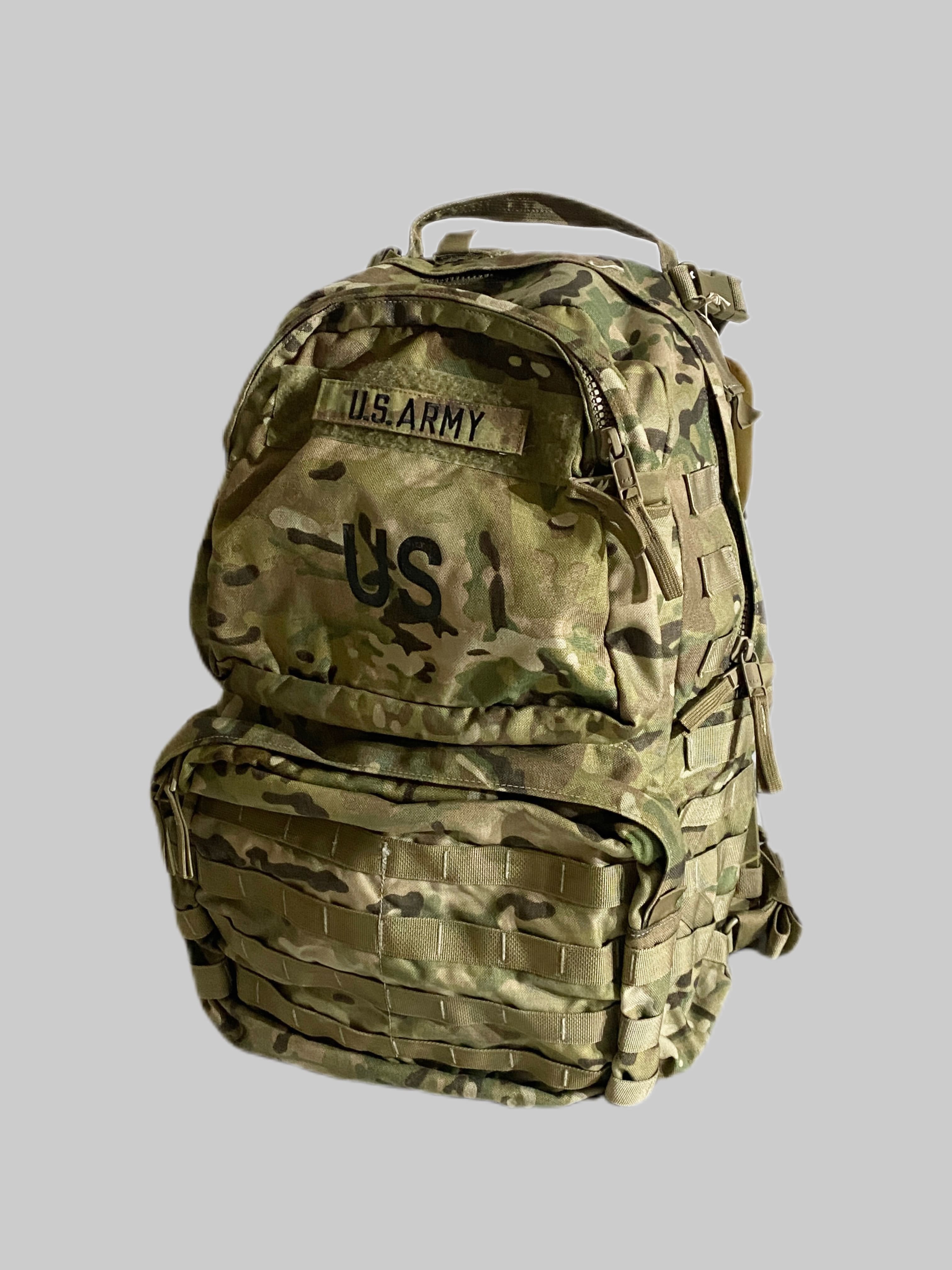 DEAD STOCK

MOLLE II RACKSACK MEDIUM

カラー：マルチカム

サイズ：約56×35×28cm

素材：ナイロン

米軍実物

ハイテク・ポリマー樹脂フレームの付いた
ミディアムサイズの米陸軍用バッグパック。

メイン収納部にはハイドレーションシステムを収納可能な
内部ポケットがございます。

内部にあるナイロンベルトハーネスは無線機収納用。

前面上部のポケットにはペンや小物を入れる仕切り付き。

背面上部のショルダーストラップはバッグ本体を
身体に引き寄せることができるので重量バランスを調整でき
快適に背負うことが可能です。

荷物が空の状態でもそれなりに重量ございます。

※画像の程度とは若干異なる場合がございますので予めご了承下さい。
(キズ、へこみ、汚れ、穴あき、ほつれ、文字書入れ(名前、ナンバー)など