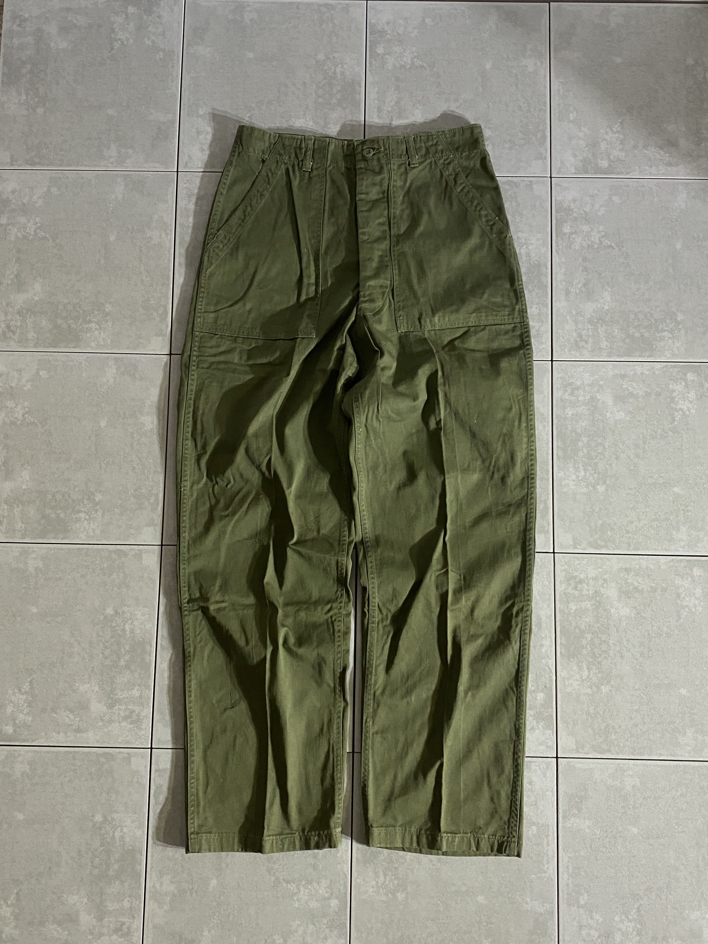 米軍放出品

60s TROUSERS MENS COTTON SATEEN OG-107

カラー：OD

サイズ：34×33
ウエスト：約80cm　股下：約78cm　ワタリ：約34cm　総丈：約112cm

素材：コットン

ミリタリーファンには人気の衰えない大人気ベイカーパンツ。

様々なアパレルブランドが、サンプリングや復刻品を
製造しているアイテムの1つ。

コットン100％のOG-107は、世界的にも枯渇しミリタリー古着を
代表するヴィンテージ品として高い人気を博しています。

軍パンの中でもコーディネートしやすく
穿きやすい1本です。

コンディションも良く、まだまだ楽しんでお使いいただけます。

デッドストックに近いコンディションです。

※画像の程度とは若干異なる場合がございますので予めご了承下さい。
(キズ、へこみ、汚れ、穴あき、ほつれ、文字書入れ(名前、ナンバー)など