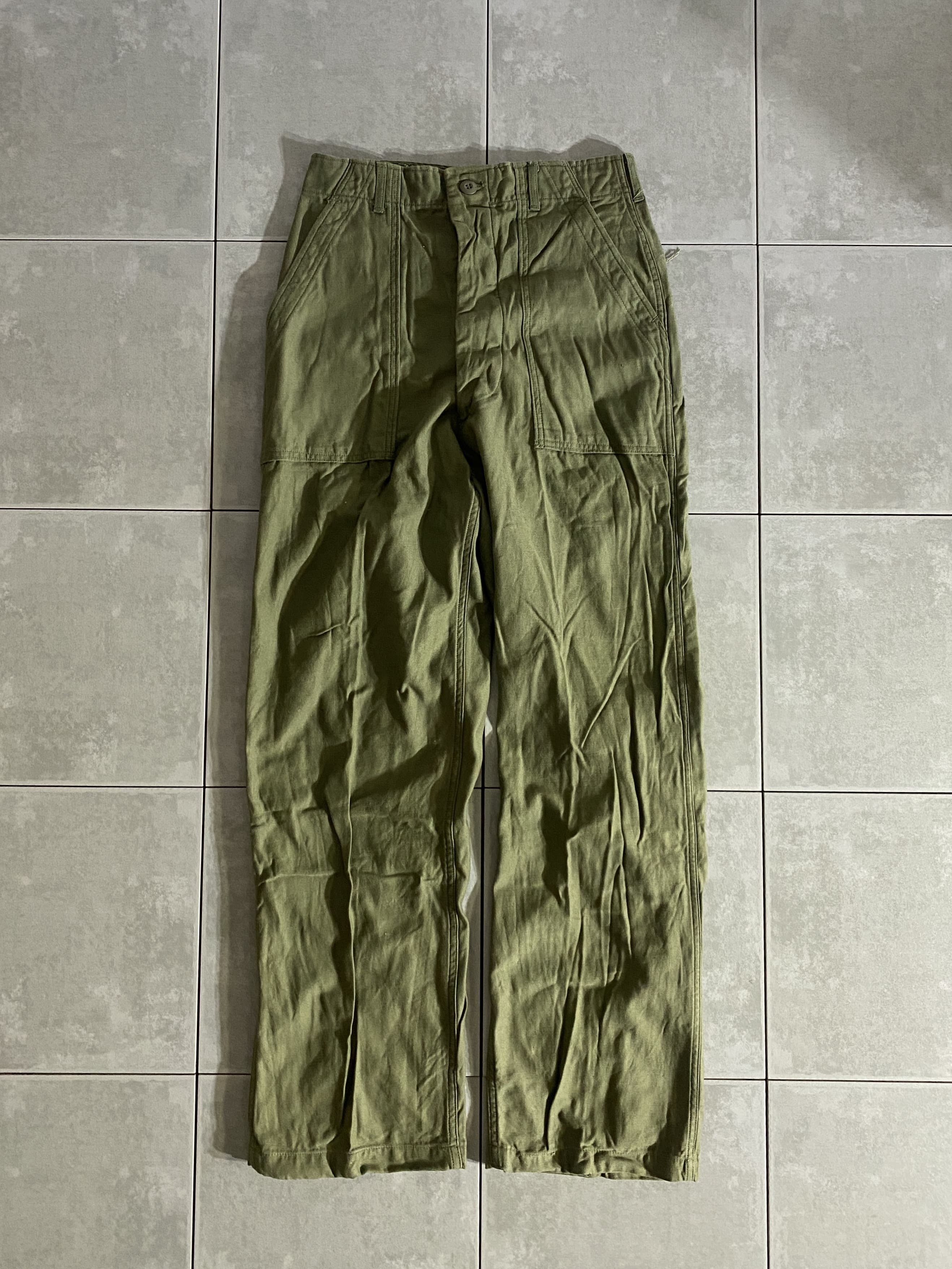 米軍放出品

60s TROUSERS MENS COTTON SATEEN OG-107

カラー：OD

サイズ：30×33
ウエスト：約72cm　股下：約79cm　ワタリ：約32cm　総丈：約109cm

素材：コットン

ミリタリーファンには人気の衰えない大人気ベイカーパンツ。

様々なアパレルブランドが、サンプリングや復刻品を
製造しているアイテムの1つ。

コットン100％のOG-107は、世界的にも枯渇しミリタリー古着を
代表するヴィンテージ品として高い人気を博しています。

軍パンの中でもコーディネートしやすく
穿きやすい1本です。

コンディションも良く、まだまだ楽しんでお使いいただけます。

ほぼデッドストックに近いコンディションです。

※画像の程度とは若干異なる場合がございますので予めご了承下さい。
(キズ、へこみ、汚れ、穴あき、ほつれ、文字書入れ(名前、ナンバー)など