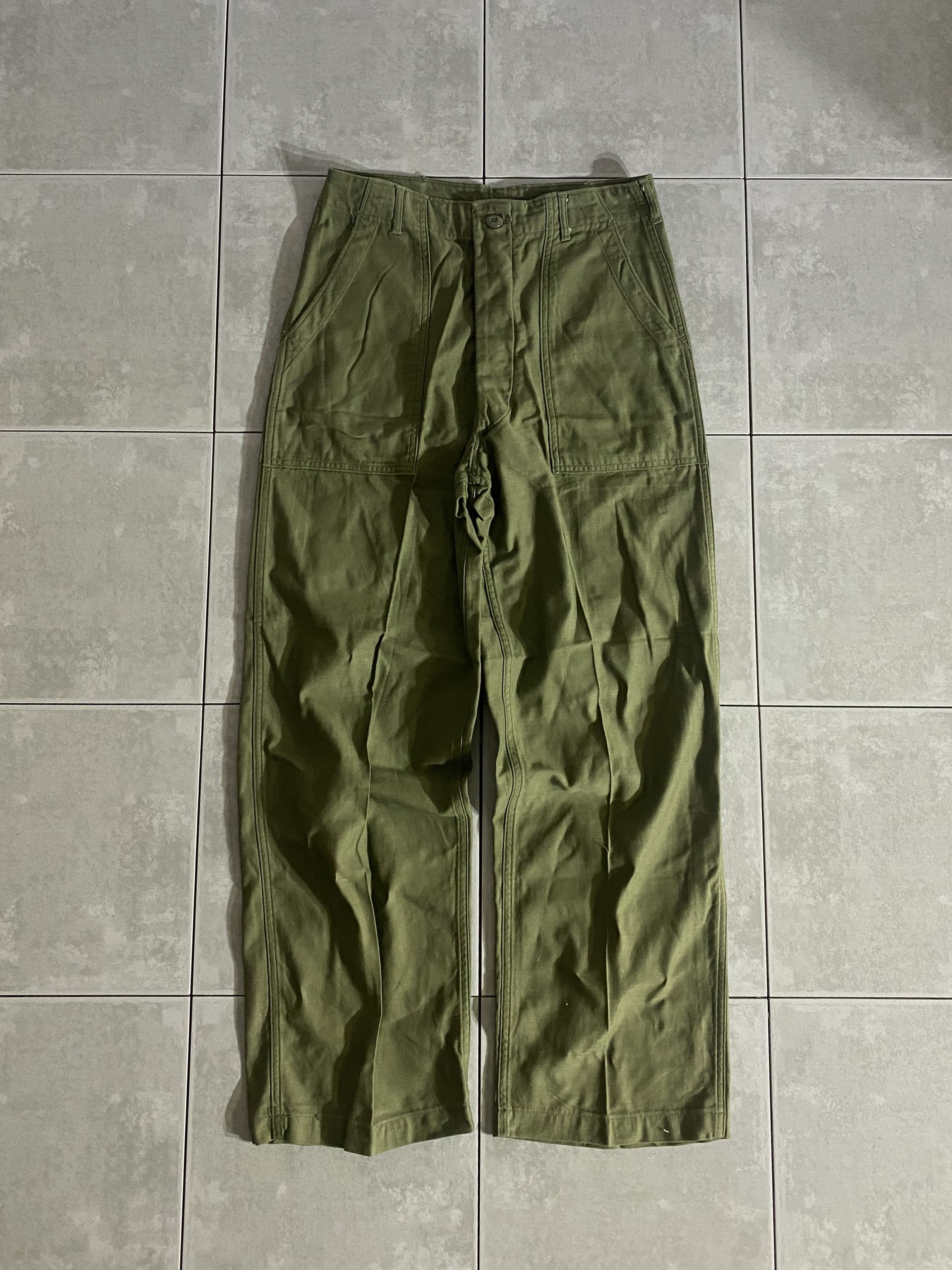 米軍放出品

TROUSERS MENS COTTON SATEEN OG-107

カラー：OD

サイズ：30×31
ウエスト：約76cm　股下：約74cm　ワタリ：約33cm　総丈：約103cm

素材：コットン

ミリタリーファンには人気の衰えない大人気ベイカーパンツ。

様々なアパレルブランドが、サンプリングや復刻品を
製造しているアイテムの1つ。

コットン100％のOG-107は、世界的にも枯渇しミリタリー古着を
代表するヴィンテージ品として高い人気を博しています。

軍パンの中でもコーディネートしやすく
穿きやすい1本です。

コンディションも良く、まだまだ楽しんでお使いいただけます。

デッドストックに近いコンディションです。

※タグの印字消えています。

※画像の程度とは若干異なる場合がございますので予めご了承下さい。
(キズ、へこみ、汚れ、穴あき、ほつれ、文字書入れ(名前、ナンバー)など