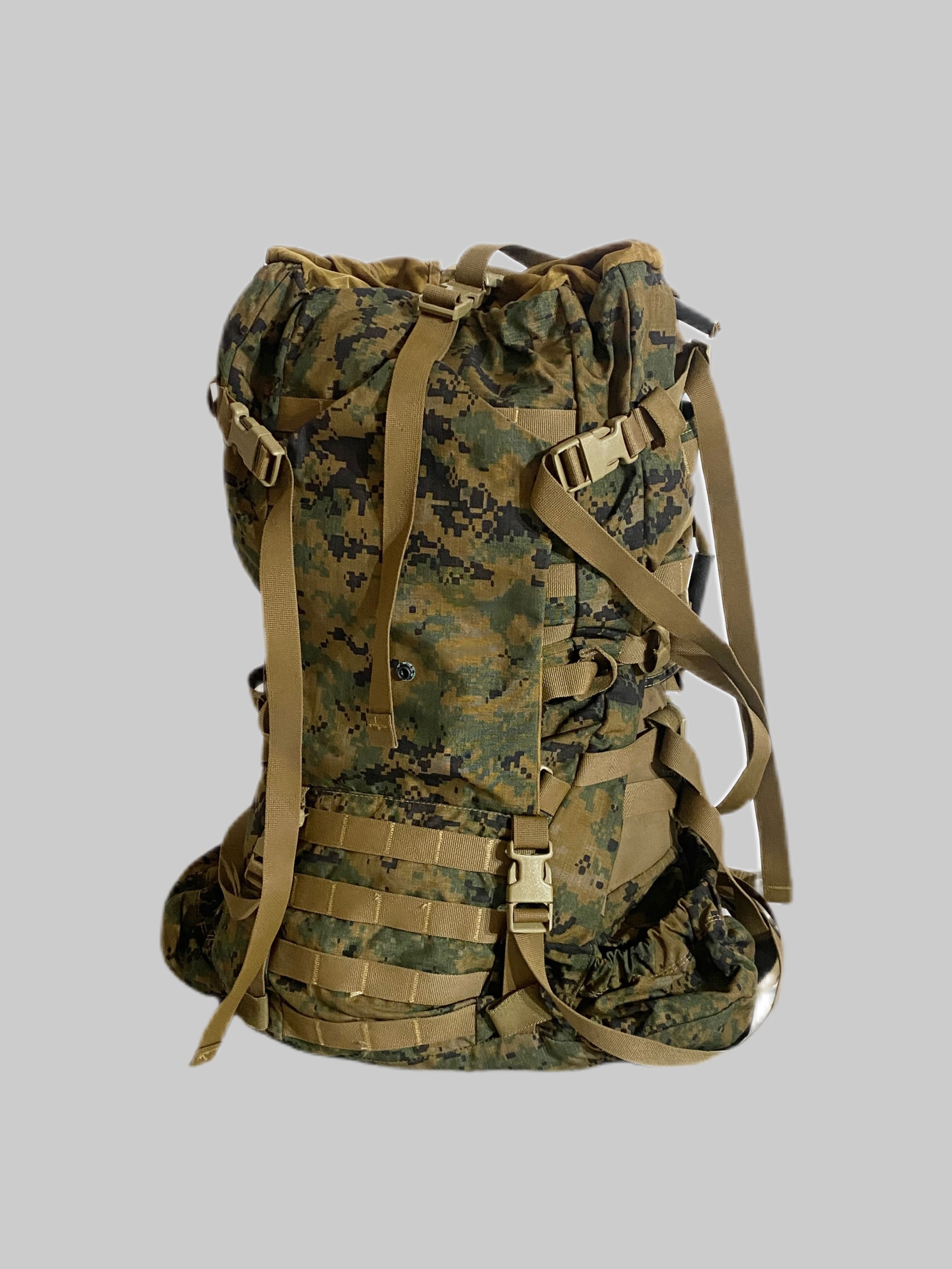 米軍放出品

USMC ILBE APB03 メインパック

カラー：マーパット

サイズ：約38×69×40cm

素材：コーデュラナイロン

米軍実物

海兵隊、現用最新装備であるILBE APB03メインパック。

デザインはアウトドアブランドとしても有名なARC TERYX社。

側面にはMOLLEウェビングと一緒にベルトが装備されており、
内部の荷物をしっかり固定することができます。

両側面下端には出し入れしやすいゴム口仕様のオープンポケット付き。

大型バッグなので、キャンプやアウトドアなどに
活躍するアイテムです。

※天蓋部のメインフラップやヒップベルトなどは付属しておりません。

※両サイドにジッパーで開閉するポケットがございますが
ジッパーが固くて開きません。

※全体的に使用感があり、汚れなどがございます。

※画像の程度とは若干異なる場合がございますので予めご了承下さい。
(キズ、へこみ、汚れ、穴あき、ほつれ、文字書入れ(名前、ナンバー)など
