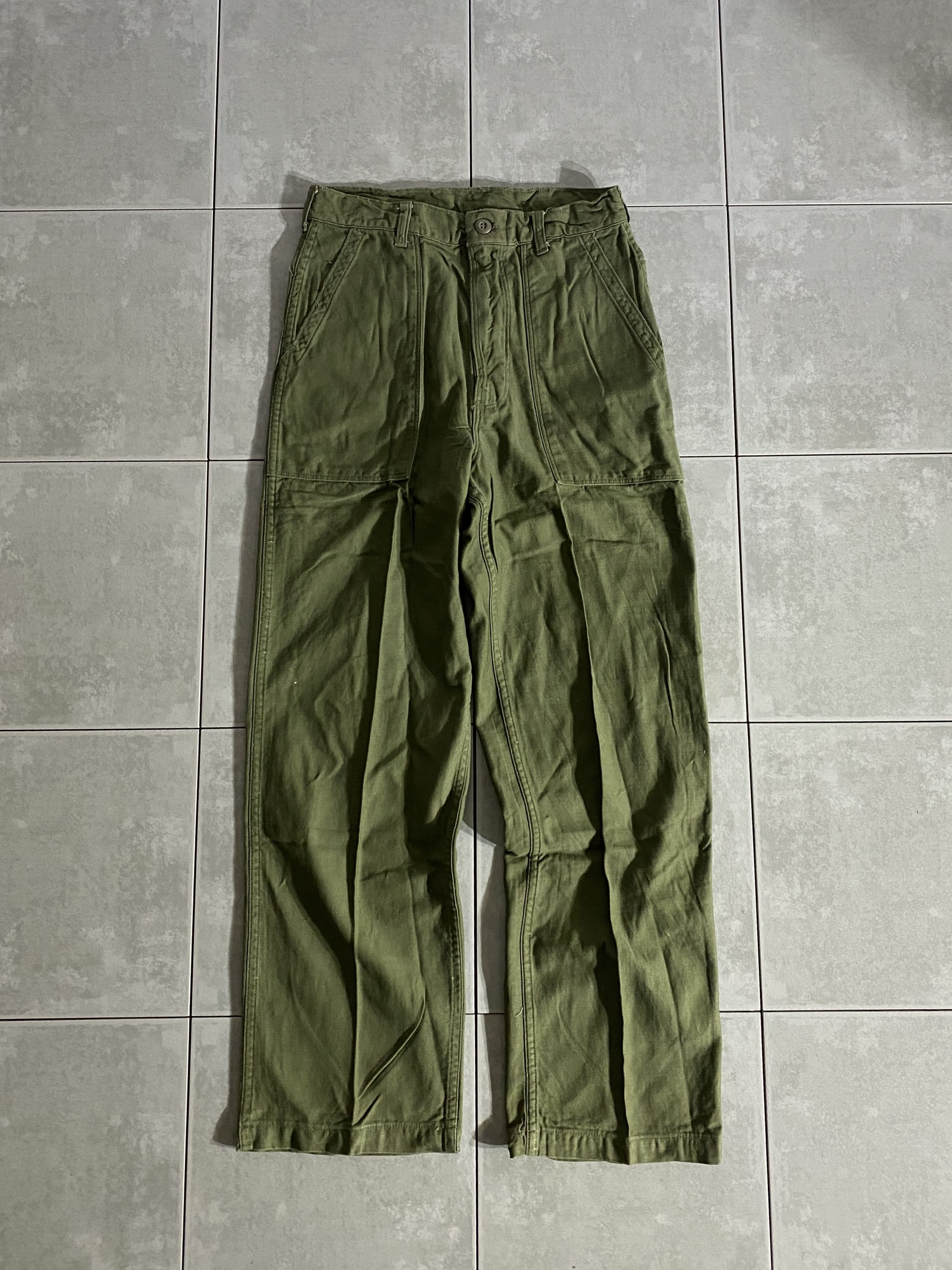 米軍放出品

60s TROUSERS MENS COTTON SATEEN OG-107

カラー：OD

サイズ：32×31

ウエスト：約76cm　股下：約75cm　ワタリ：約31cm　総丈：約105cm

素材：コットン

ミリタリーファンには人気の衰えない大人気ベイカーパンツ。

様々なアパレルブランドが、サンプリングや復刻品を
製造しているアイテムの1つ。

コットン100％のOG-107は、世界的にも枯渇しミリタリー古着を
代表するヴィンテージ品として高い人気を博しています。

軍パンの中でもコーディネートしやすく
穿きやすい1本です。

コンディションも良く、まだまだ楽しんでお使いいただけます。

デッドストックに近いコンディションです。

※画像の程度とは若干異なる場合がございますので予めご了承下さい。
(キズ、へこみ、汚れ、穴あき、ほつれ、文字書入れ(名前、ナンバー)など