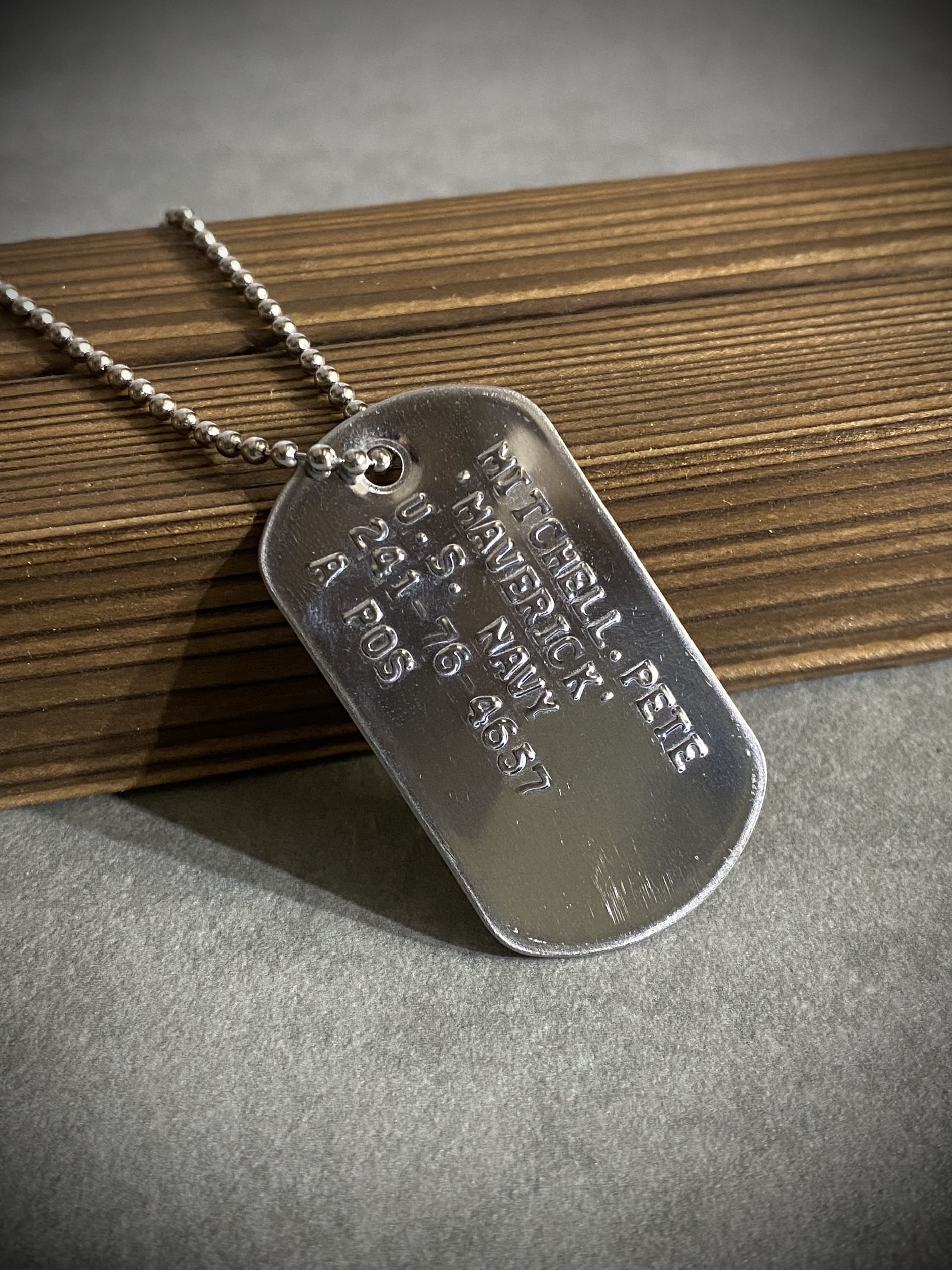 DOGTAG ドッグタグ 認識票 1枚 サイレンサー無し

カラー：シルバー(ツヤあり)

プレート：約50×28mm(米軍同規格)
ボールチェーン：(ロング)約60cm

素材：金属、ステンレス銅

当店でドッグタグマシーンにて刻印しております。
【備考欄】へ刻印内容をご記載の上、ご注文ください。

※各種アイテム、マシーン等は米軍放出品の実物ではございません。

※刻印内容の相違以外での返品交換は一切行っておりません。

【刻印内容】
・最大5列
・1列に最大15文字まで刻印可能。
・アルファベットは大文字のみ。
・数字(0から9まで)
・記号は&(アンド)、@(アットマーク)、/(スラッシュ)
　-(ハイフン)　.(ドット)

【刻印見本】
1行目　名前
2行目　生年月日(日、月、西暦)
3行目　血液型(RH要素わかる方はPOS、NEGも記入)
4行目　好きな軍(ARMY、USN、AF、USMC)　性別(男性:M　女性:W)
5行目　電話番号等

【ドッグタグ-認識票】
ドッグタグは戦死時に遺体が原型を留めないほど損壊した場合に「認識票」で身元確認ができるようにするために作られた。

シングルは判別用で遺体へ、ダブルの残りの1枚を戦死報告用となる。
ダブルは金属音を立てるため、サイレンサー(消音カバー)を付ける場合もある。