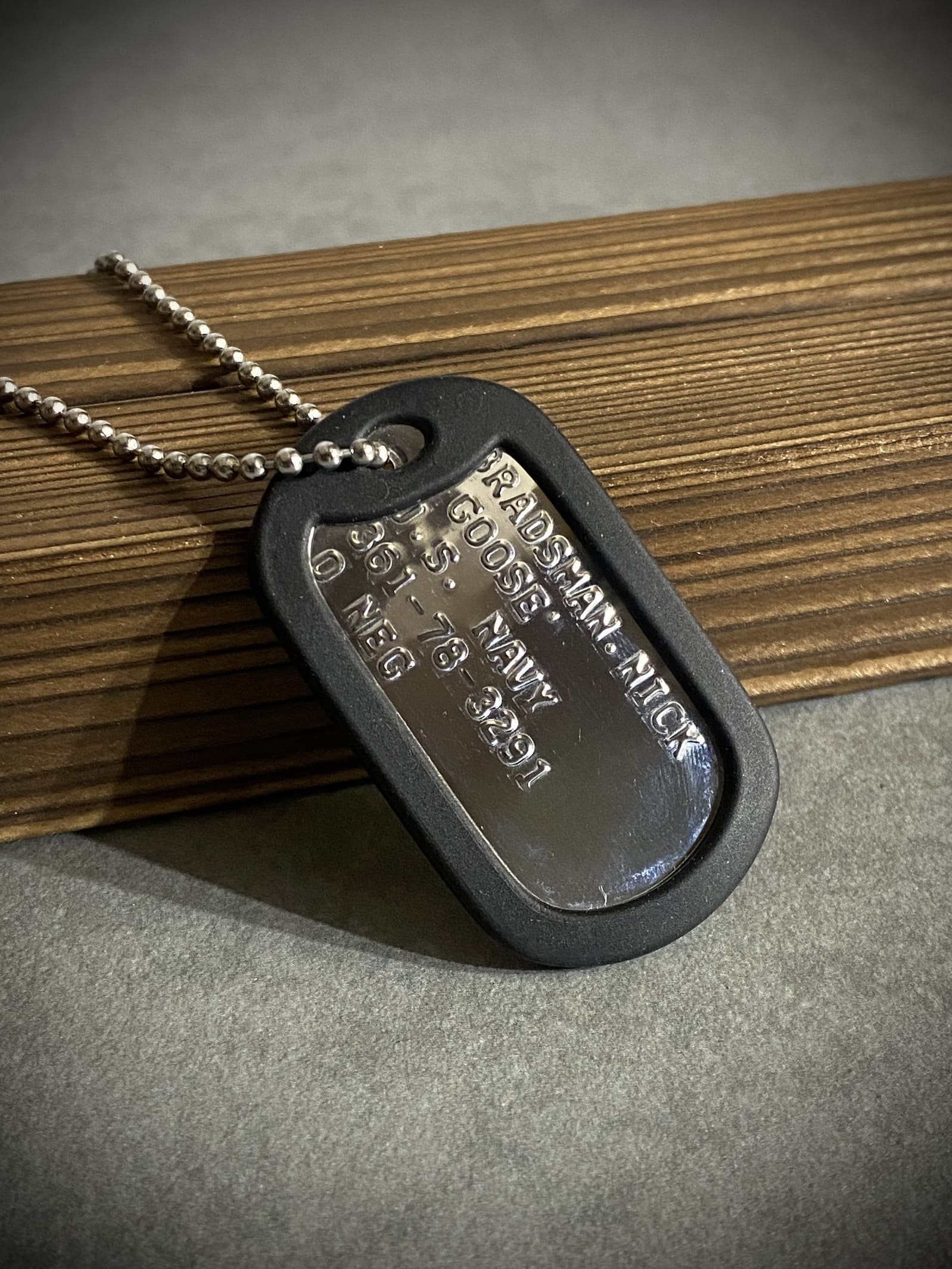 DOGTAG ドッグタグ 認識票 1枚 サイレンサー付き　

カラー：シルバー(ツヤあり)

プレート：約50×28mm(米軍同規格)　ボールチェーン：(ロング)約60cm
サイレンサー：直径約3.7cm

素材：金属、ステンレス銅

当店でドッグタグマシーンにて刻印しております。
【備考欄】へ刻印内容をご記載の上、ご注文ください。

※各種アイテム、マシーン等は米軍放出品の実物ではございません。

※刻印内容の相違以外での返品交換は一切行っておりません。

【刻印内容】
・最大5列
・1列に最大15文字まで刻印可能。
・アルファベットは大文字のみ。
・数字(0から9まで)
・記号は&(アンド)、@(アットマーク)、/(スラッシュ)
　-(ハイフン)　.(ドット)

【刻印見本】
1行目　名前
2行目　生年月日(日、月、西暦)
3行目　血液型(RH要素わかる方はPOS、NEGも記入)
4行目　好きな軍(ARMY、USN、AF、USMC)　性別(男性:M　女性:W)
5行目　電話番号等

【ドッグタグ-認識票】
ドッグタグは戦死時に遺体が原型を留めないほど損壊した場合に「認識票」で身元確認ができるようにするために作られた。

シングルは判別用で遺体へ、ダブルの残りの1枚を戦死報告用となる。
ダブルは金属音を立てるため、サイレンサー(消音カバー)を付ける場合もある。
