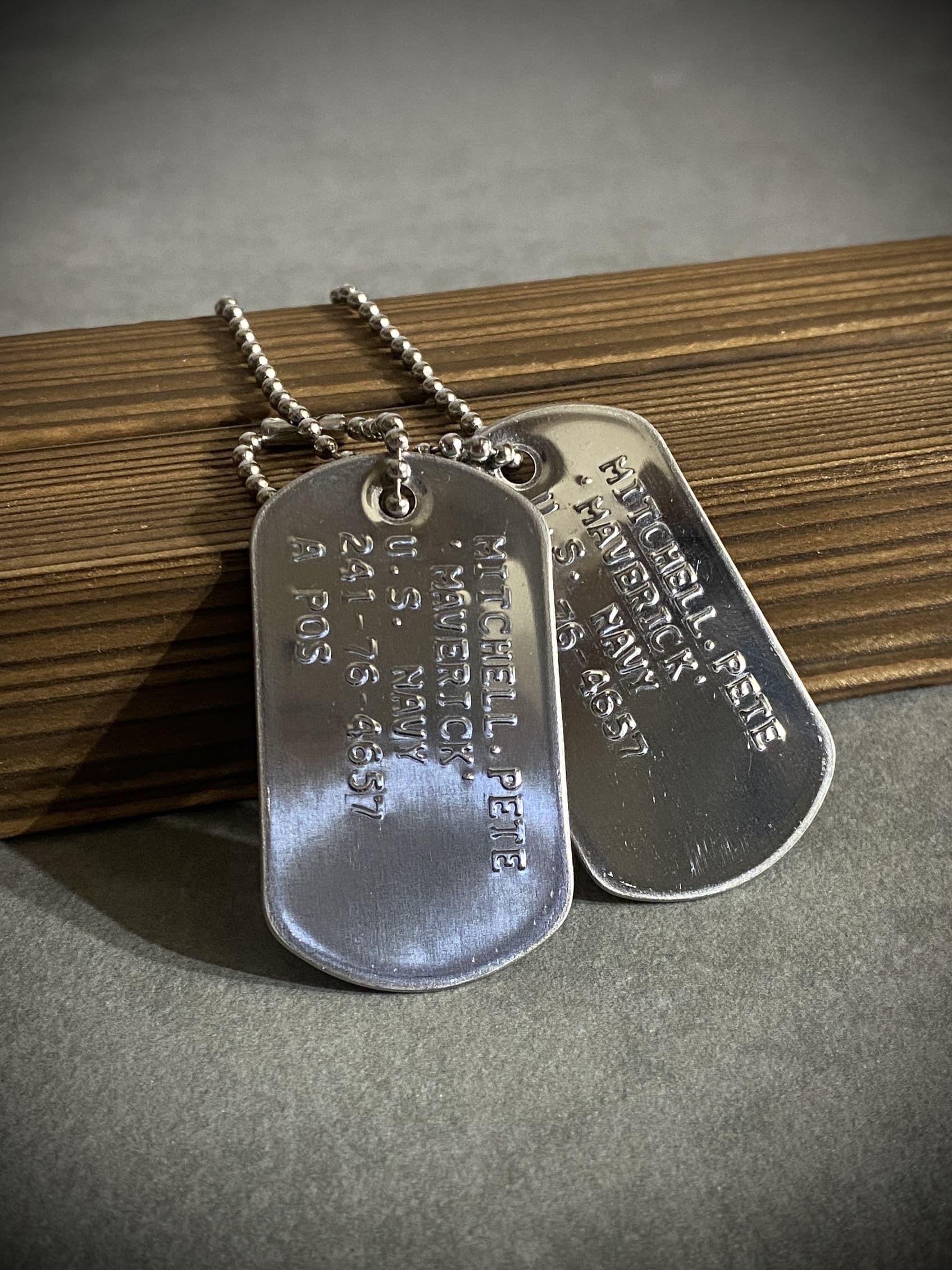 DOGTAG ドッグタグ 認識票 2枚 サイレンサー無し　

カラー：シルバー(ツヤあり)

プレート：約50×28mm(米軍同規格)
ボールチェーン：(ロング)約60cm　(ショート):約10cm

素材：金属、ステンレス銅

当店でドッグタグマシーンにて刻印しております。
【備考欄】へ刻印内容をご記載の上、ご注文ください。

※各種アイテム、マシーン等は米軍放出品の実物ではございません。

※刻印内容の相違以外での返品交換は一切行っておりません。

【刻印内容】
・最大5列
・1列に最大15文字まで刻印可能。
・アルファベットは大文字のみ。
・数字(0から9まで)
・記号は&(アンド)、@(アットマーク)、/(スラッシュ)
　-(ハイフン)　.(ドット)

【刻印見本】
1行目　名前
2行目　生年月日(日、月、西暦)
3行目　血液型(RH要素わかる方はPOS、NEGも記入)
4行目　好きな軍(ARMY、USN、AF、USMC)　性別(男性:M　女性:W)
5行目　電話番号等

【ドッグタグ-認識票】
ドッグタグは戦死時に遺体が原型を留めないほど損壊した場合に「認識票」で身元確認ができるようにするために作られた。

シングルは判別用で遺体へ、ダブルの残りの1枚を戦死報告用となる。
ダブルは金属音を立てるため、サイレンサー(消音カバー)を付ける場合もある。
