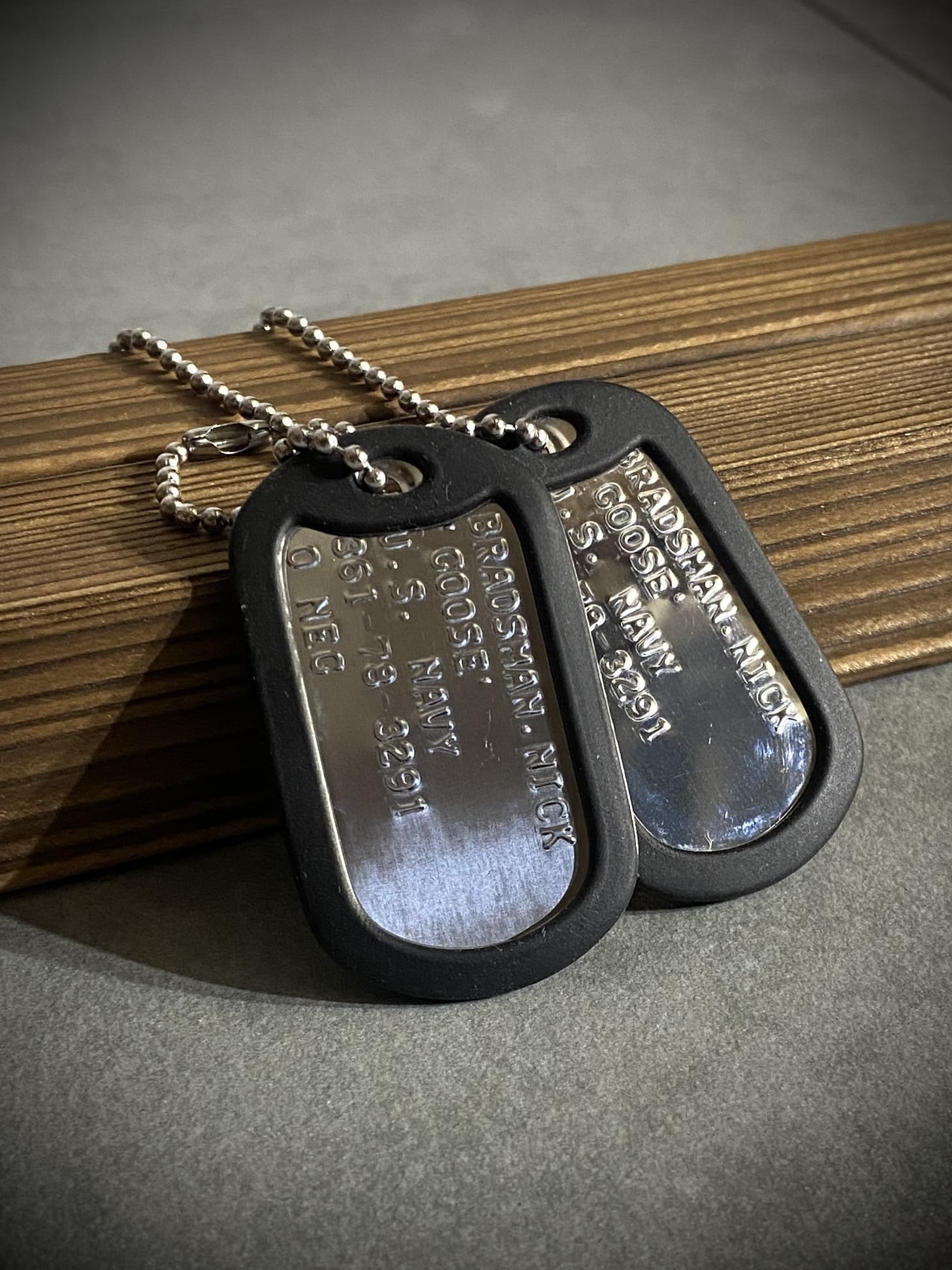 DOGTAG ドッグタグ 認識票 2枚 サイレンサー付き

カラー：シルバー(ツヤあり)

プレート：約50×28mm(米軍同規格)
ボールチェーン：(ロング)約60cm　(ショート):約10cm
サイレンサー：直径約3.7cm

素材：金属、ステンレス銅

当店でドッグタグマシーンにて刻印しております。
【備考欄】へ刻印内容をご記載の上、ご注文ください。

※各種アイテム、マシーン等は米軍放出品の実物ではございません。

※刻印内容の相違以外での返品交換は一切行っておりません。

【刻印内容】
・最大5列
・1列に最大15文字まで刻印可能。
・アルファベットは大文字のみ。
・数字(0から9まで)
・記号は&(アンド)、@(アットマーク)、/(スラッシュ)
　-(ハイフン)　.(ドット)

【刻印見本】
1行目　名前 
2行目　生年月日(日、月、西暦)　17/NOV/1965
3行目　血液型(RH要素わかる方はPOS、NEGも記入)
4行目　好きな軍(ARMY、USN、AF、USMC)　
　　　  性別(男性:M　女性:W)
5行目　電話番号、記念日、好きなナンバー(1117,8888)等

スペースを開ける場合は空白スペースを入れてください。
２文字の空白スペースを作る場合はアンダーバーなどで空白回数が分かるようにお願いいたします。


【ドッグタグ-認識票】
ドッグタグは戦死時に遺体が原型を留めないほど損壊した場合に「認識票」で身元確認ができるようにするために作られた。

シングルは判別用で遺体へ、ダブルの残りの1枚を戦死報告用となる。
ダブルは金属音を立てるため、サイレンサー(消音カバー)を付ける場合もある。