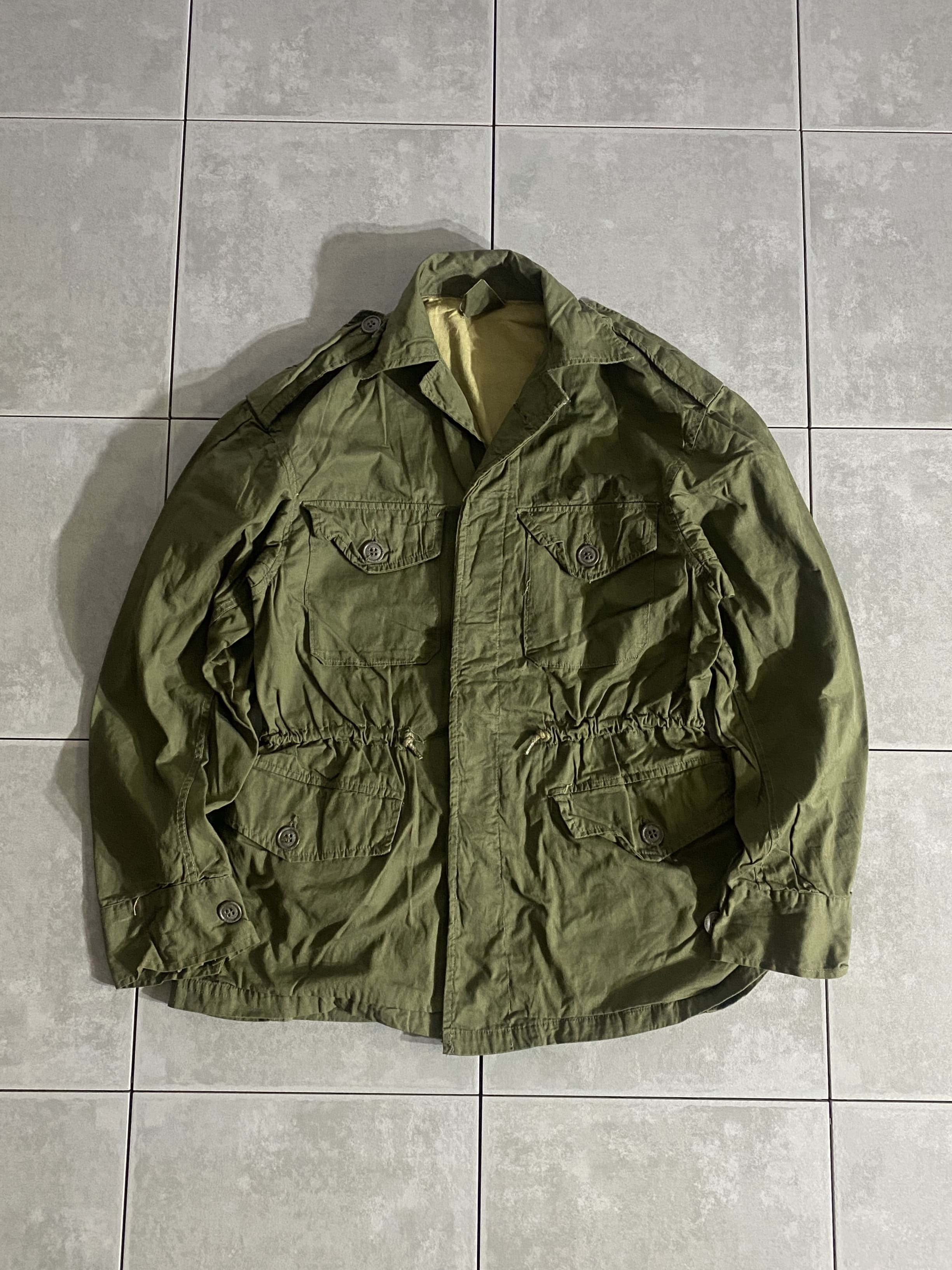 米軍放出品

FIELD JACKET

カラー：OD

サイズ：M
着丈：約66cm　身幅：約45cm　肩幅：約47cm　袖丈：約55cm

ODカラーのフィールドジャケット。

タグなどがない為、実物かどうかは不明ですが
アイテム自体は、それなりに古いかと思われます。

コンディションは目立ったダメージもなく、
まだまだ楽しんでお使いいただけます。

サイズ自体は少し小さめになっております。

※画像の程度とは若干異なる場合がございますので予めご了承下さい。
(キズ、へこみ、汚れ、穴あき、ほつれ、文字書入れ(名前、ナンバー)など

