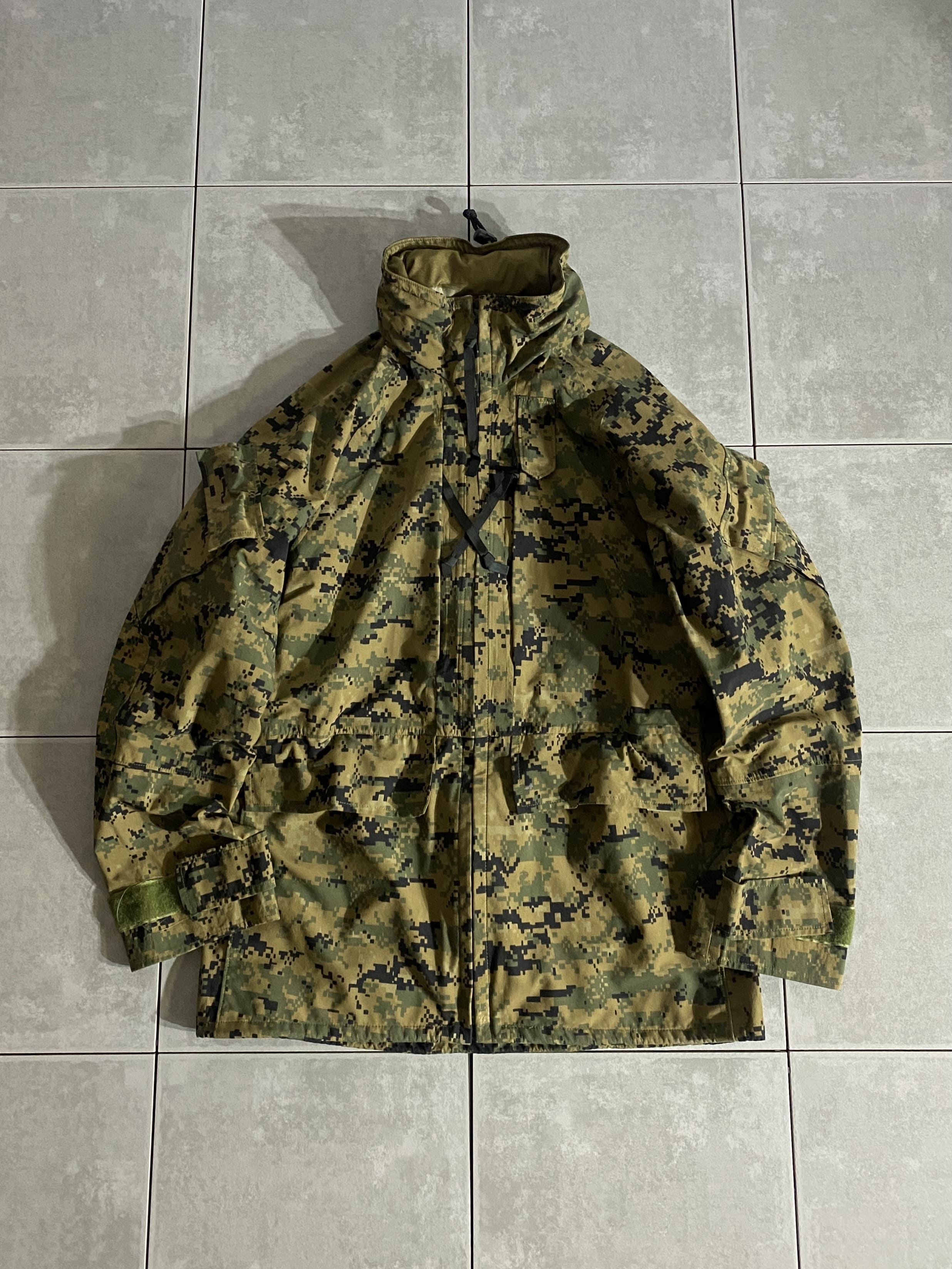 米軍放出品

U.S.M.C. ECWCS WATERPROOF PARKA

カラー：マーパット

サイズ：S-R
着丈：約78cm　身幅：約62cm　裄丈：約88cm

素材：ナイロン

アメリカ海兵隊のWOODLAND MARPAT、
ECWCS WATERPROOF PARKA。

高機能素材の透湿性防水生地を使用している
ミリタリージャケット最高峰のアイテムです。

シームテープ処理が施されており、雪、雨、風の
侵入を防ぎます。

バイカーやアウトドアに最適でファション的にも
スタイリッシュな着こなしが可能でストリートにもオススメです。

季節問わず、様々な着こなしができる抜群の一着。

放出も少なくなってきているレアアイテムです。

※画像の程度とは若干異なる場合がございますので予めご了承下さい。
(キズ、へこみ、汚れ、穴あき、ほつれ、文字書入れ(名前、ナンバー)など