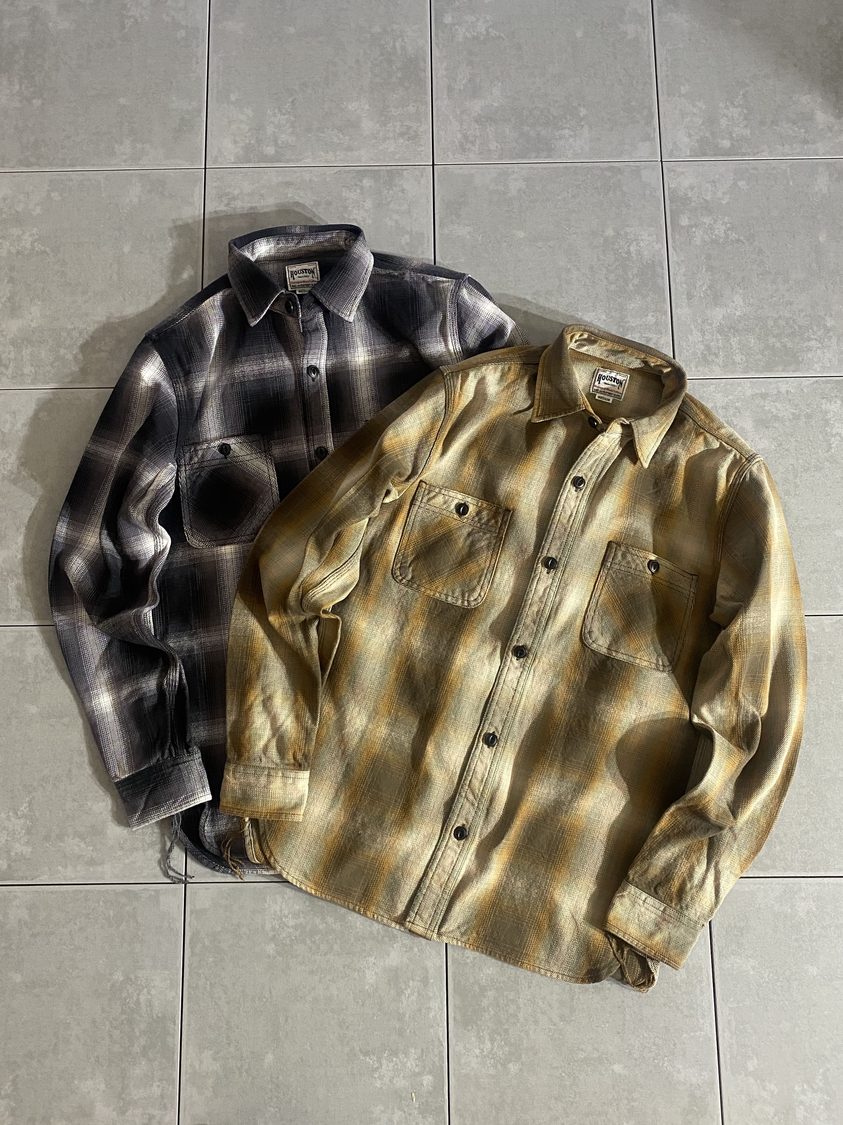 HOUSTON

【HOUSTON】OMBRE CHECK VIYELLA SHIRT

カラー：BLACK / KHAKI

サイズ：M / L / XL
M 着丈:約75cm 身幅:約50cm 肩幅:約43cm 袖丈:約63cm
L 着丈:約77cm 身幅:約53cm 肩幅:約45cm 袖丈:約64cm
XL 着丈:約79cm 身幅:約56cm 肩幅:約47cm 袖丈:約65cm

素材：コットン100％

HOUSTONの定番アイテム、ビエラシャツシリーズ。

ヘヴィーオンスなビエラ生地を使用し、
着込むほどに経年変化を楽しめる一着。

トリプルステッチやユニオンチケットなど
ビンテージライクなディティールが満載。

細い糸を使用して作成する、グラデーションが美しい
オンブレーチェックをあえて太めの糸を使用して織り上げて表現しています。
