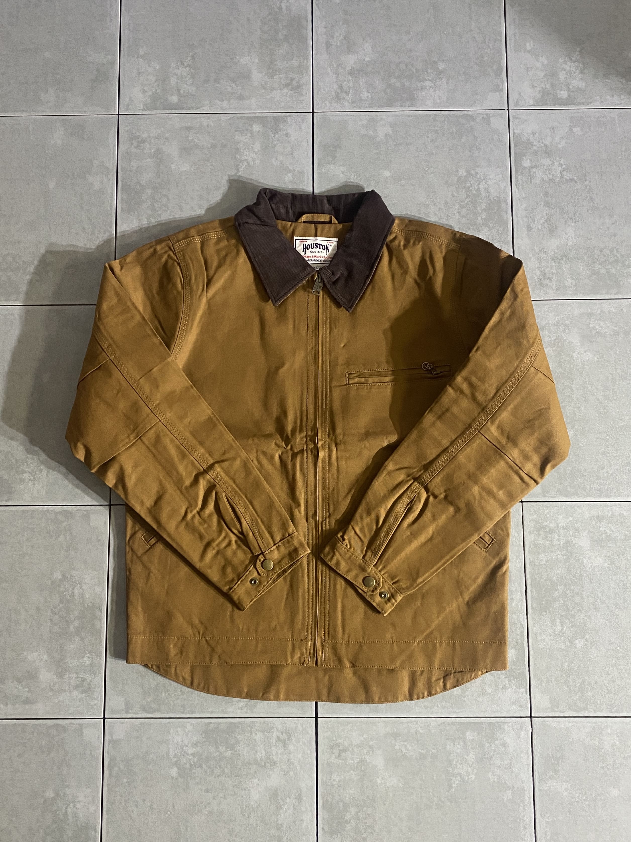 HOUSTON

【HOUSTON】DUCK ZIP WORK JACKET

カラー：BROWN

サイズ：M / L / XL
M 着丈:約69cm 身幅:約55cm 肩幅:約44cm 袖丈:約62cm
L 着丈:約71cm 身幅:約57cm 肩幅:約45cm 袖丈:約63cm
XL 着丈:約73cm 身幅:約61cm 肩幅:約50cm 袖丈:約64cm

素材：コットン100％

ダック生地を使用したZIPワークジャケット。

ライニングはオリジナルで作成したウール混の
ブランケットを採用。

PUコーティングを施し、あえてデッドストックのような固さとハリを
出しています。

最初は強固ですが、着用や洗濯を繰り返すことにより徐々に柔らかくなっていき、
アタリもでやすく、自分だけの１本に育てることが可能です。

ややショート丈で、身幅広めの今っぽいシルエットに
仕上がっております。