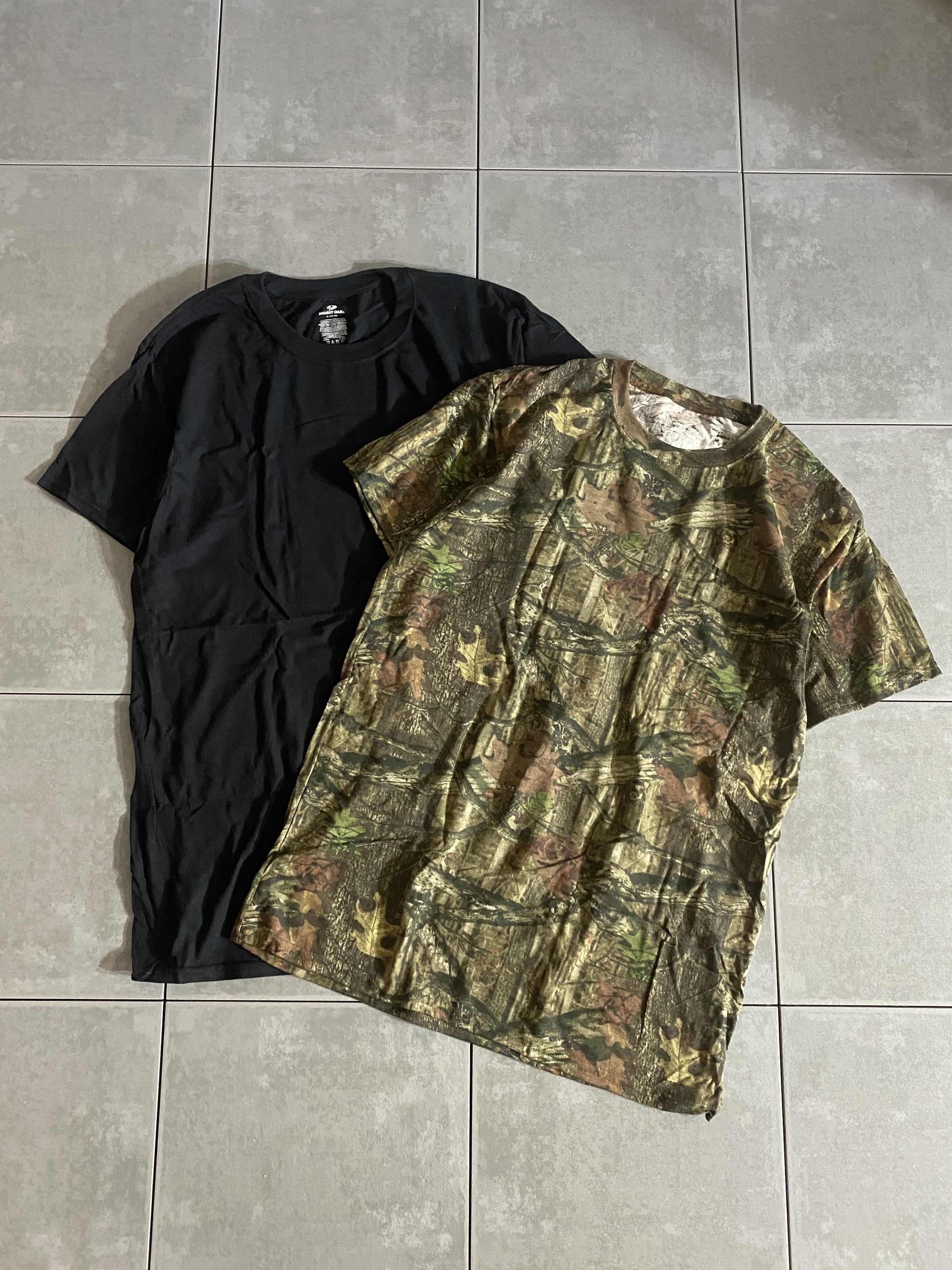 MOSSY OAK

【MOSSY OAK】2Color パックTシャツ

カラー：REALTREE / BLACK

サイズ：M
着丈：約70cm　身幅：約48cm　肩幅：約44cm　袖丈：約18cm

素材：コットン　ポリエステル

リアルツリーの代表的なテキスタイルカンパニー、
MOSSY OAKの半袖Tシャツ。

海外企画、国内未発売モデルです。

リアルツリー、ブラックの2色が入ったパックTシャツになります。

肌触りが良く柔らかい生地を使用しており、
着心地抜群です。

※画像の程度とは若干異なる場合がございますので予めご了承下さい。
(キズ、へこみ、汚れ、穴あき、ほつれ、文字書入れ(名前、ナンバー)など

