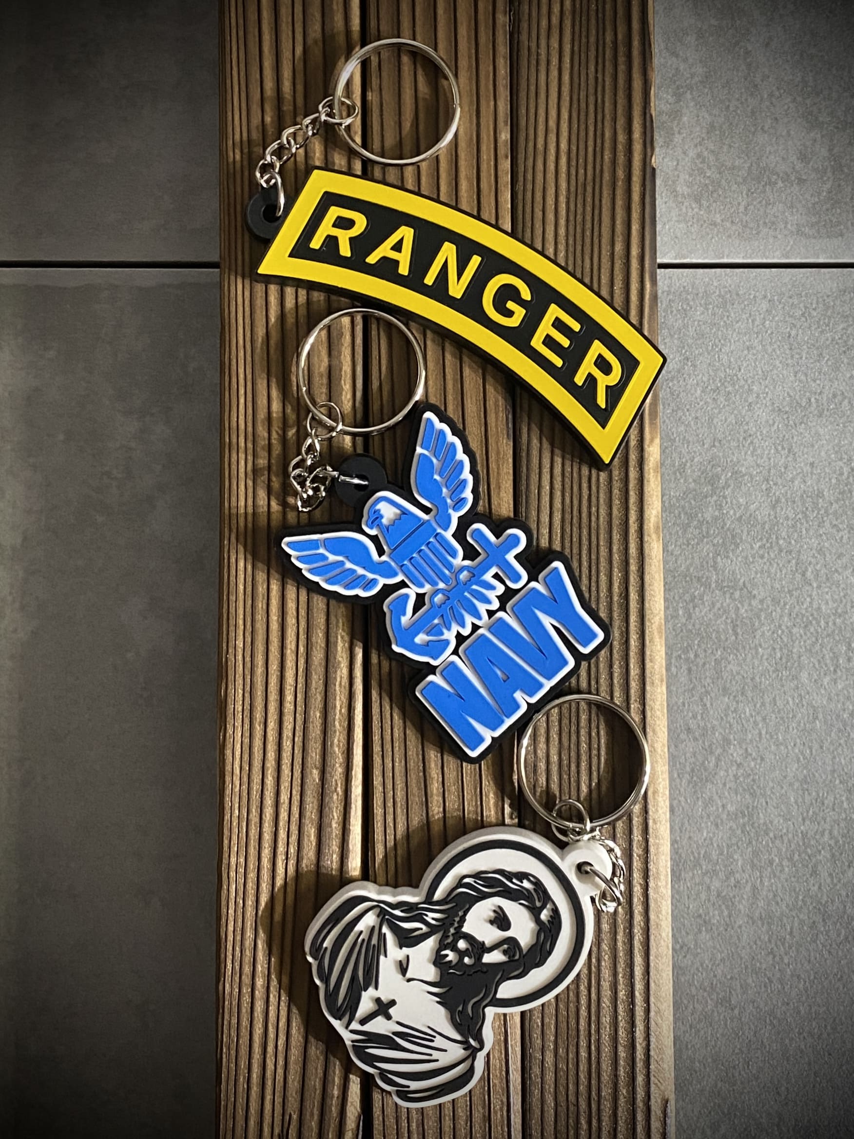 キーホルダー

アメリカン ラバーキーホルダー

カラー：RANGER / NAVY / ジーザス

サイズ：約2.5×8.6cm / 約6×4.5cm / 約6×4.5cm

素材：ラバー

アメリカン好きには嬉しいラバーキーホルダー。

キーリングが付属しているので、
バッグ、キーチェーンにも取り付け可能です。

ちょっとしたアクセントに嬉しいアイテムです。