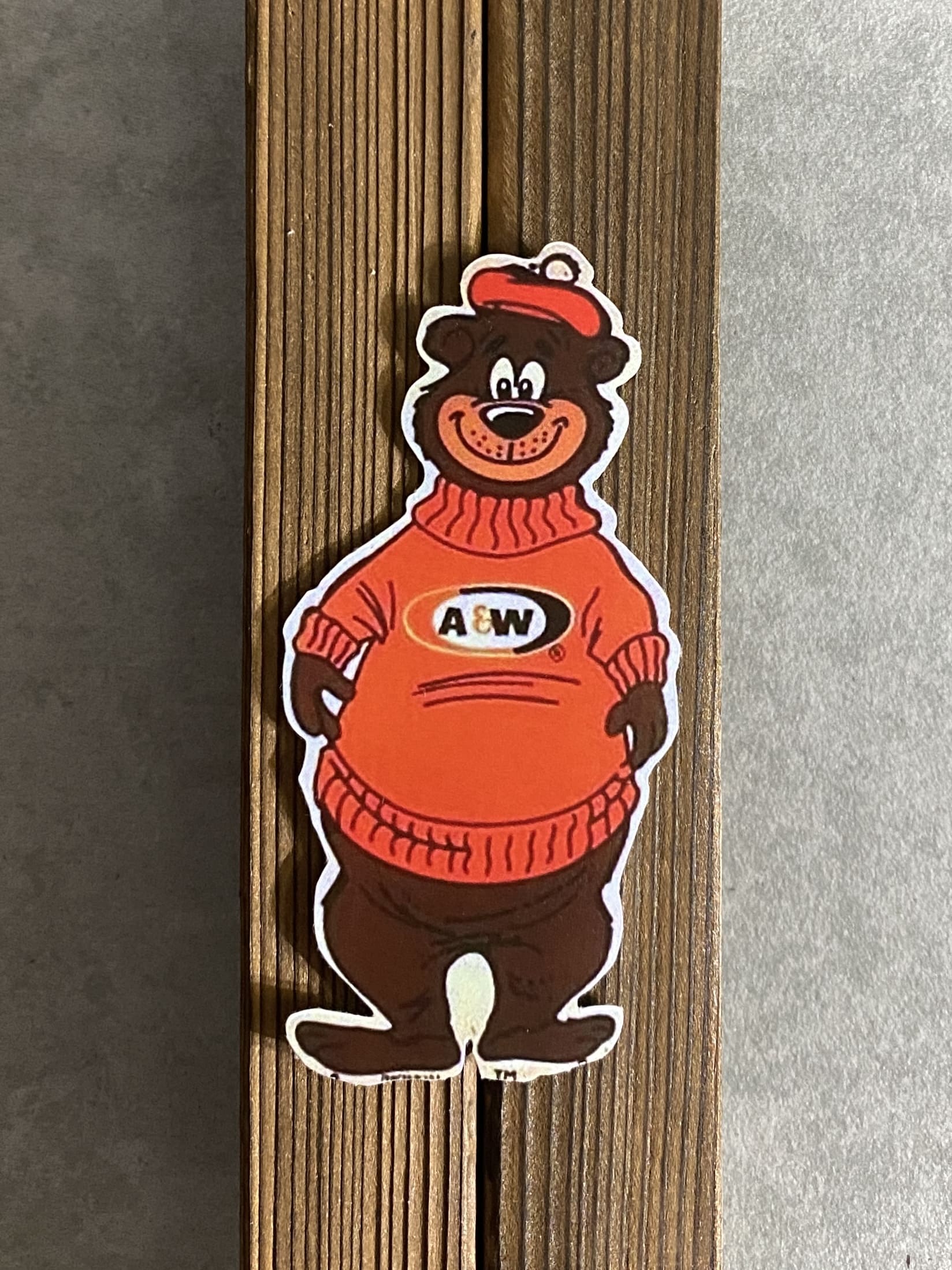 ステッカー

JUNK PVCステッカー A&W

カラー：AWBEAR

サイズ：約10cm

素材：PVC

アメリカンなPVC製ステッカー。

剥がすときも紙のシールのように汚くならない
オススメのステッカーです。

車やバイクなどにオススメです。