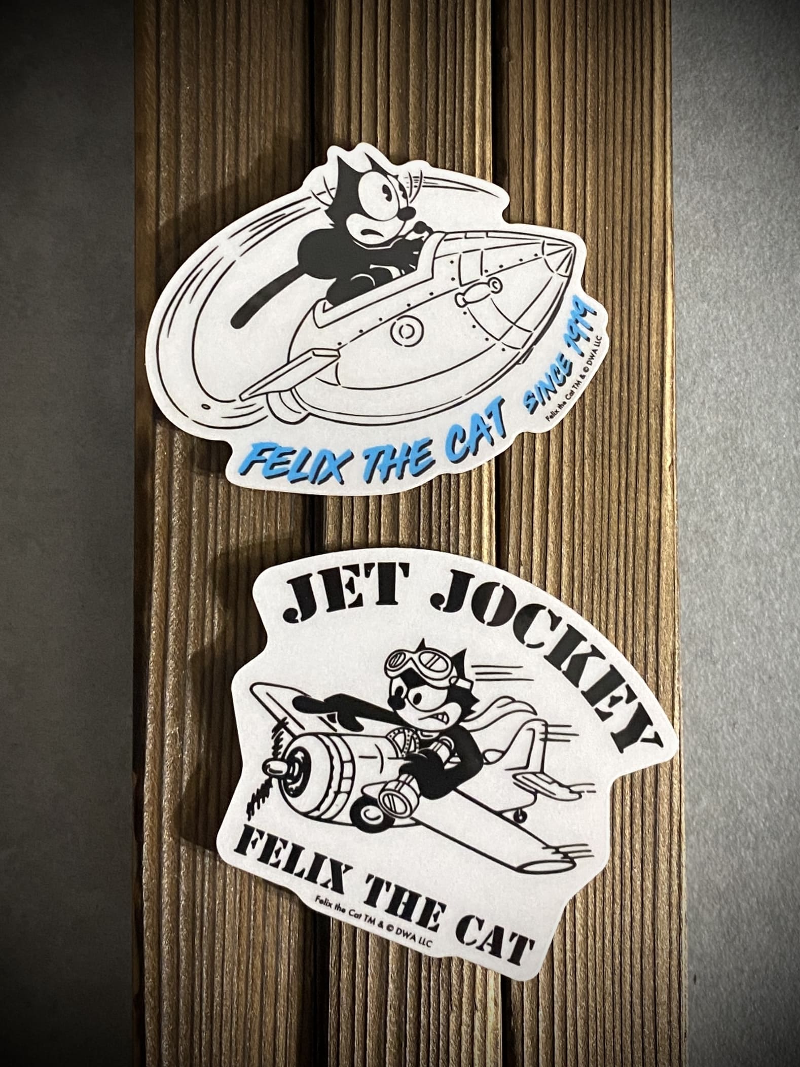 透明ステッカー

Felix the cat STICKER

カラー：Rocket / JET JOCKEY

サイズ：約7.1×5.7cm / 約7.2×6cm

素材：塩化ビニール

黒猫フィリックスの透明ステッカー。

クラシックな素敵なデザインです。

防水仕様なのでクルマやバイクにオススメ。

屋外での使用も問題ございません。