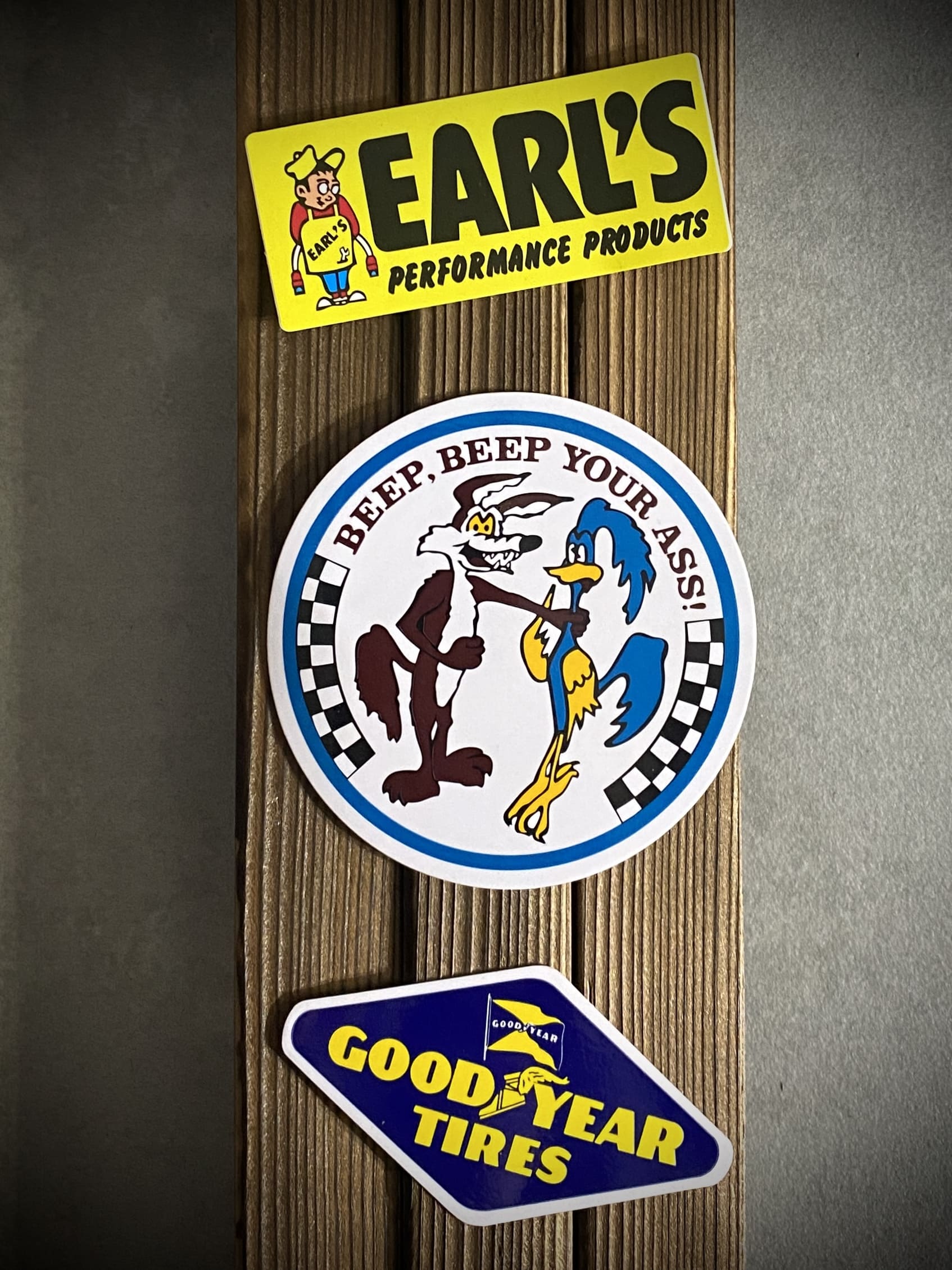 ステッカー

RACING DECAL モーターステッカー

カラー：EARLS / BEEP YOUR ASS ROUND / GOODYEAR

サイズ：約8cm / 約8.5cm / 約8cm

素材：PVC

防水加工済みのステッカー。

レーシーなテイストが好きな方にオススメ。

クオリティーもGOODです。