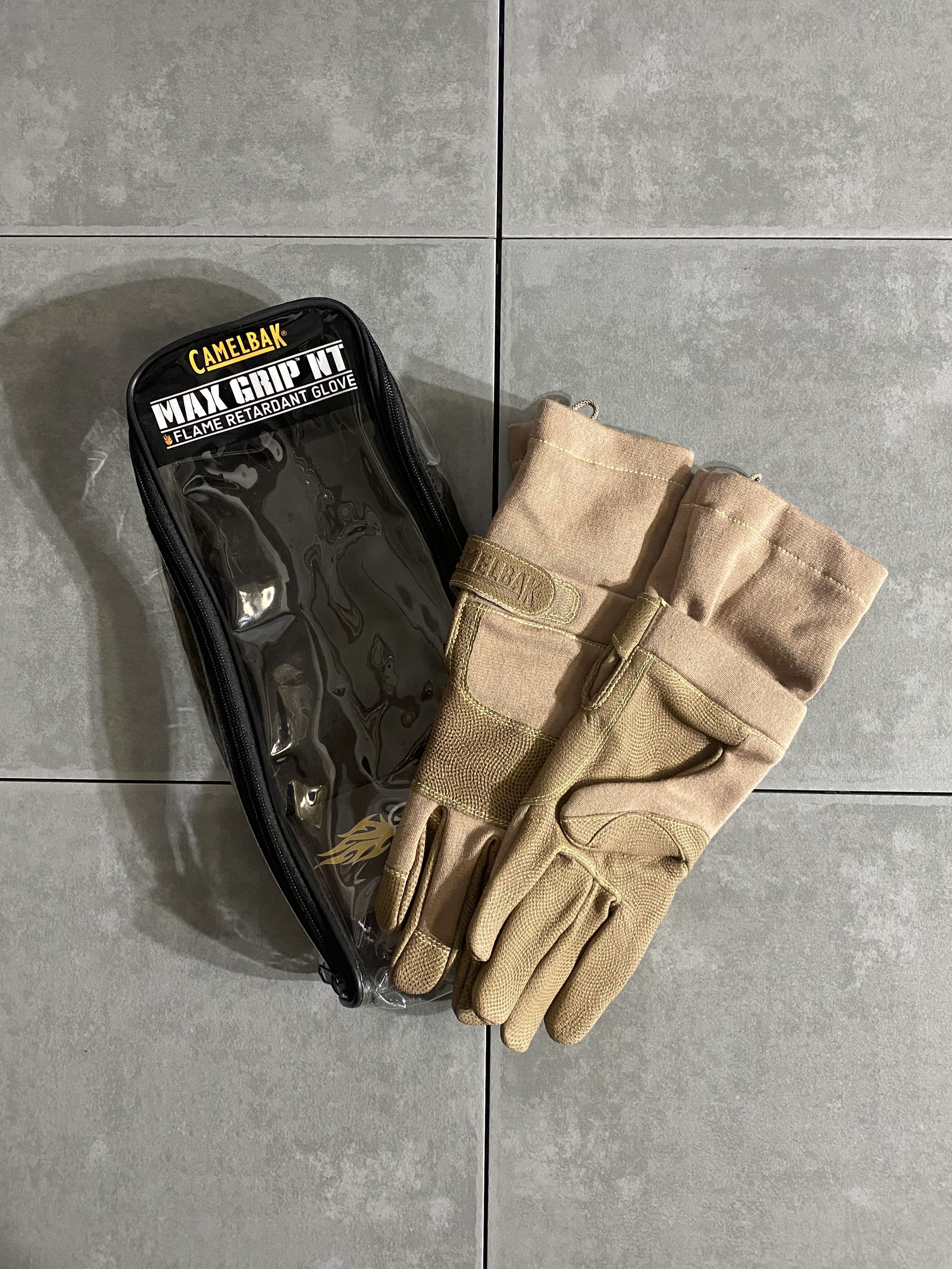 CAMELBAK

CAMELBAK MAX GRIP NT GLOVE

カラー：TAN

サイズ：M
人差し指：約8cm

ケース付き

CAMELBAK製、MAX GRIP NTグローブ。

素材にノーメックスやケブラーなどを使用した丈夫なグローブです。

手の甲や手のひらはレザー使用になっており、
滑りとめとしても機能しております。

手首の部分はベルクロで調節、着脱が行えます。

※画像の程度とは若干異なる場合がございますので予めご了承下さい。
(キズ、へこみ、汚れ、穴あき、ほつれ、文字書入れ(名前、ナンバー)など