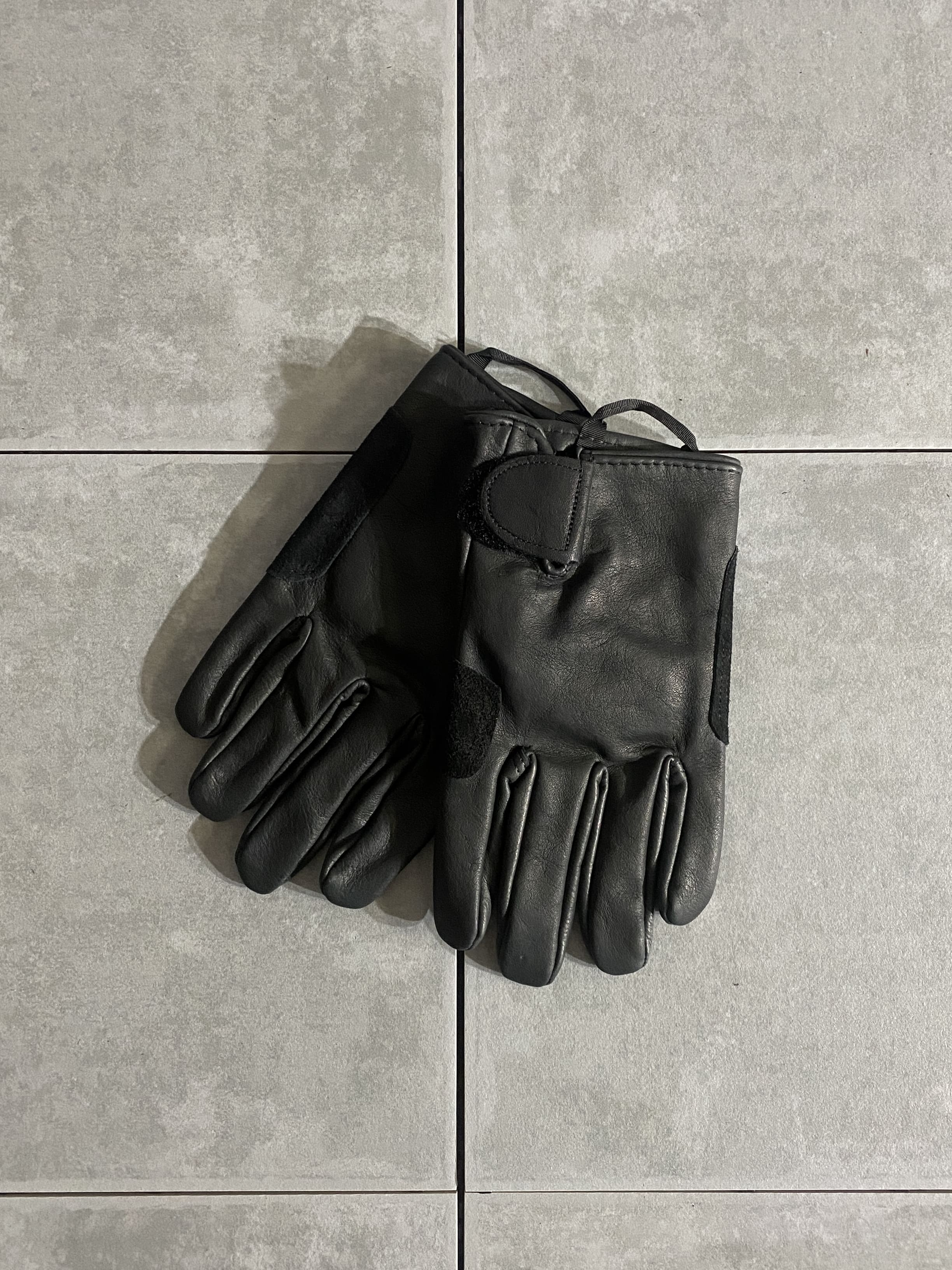 米軍放出品

GLOVES MENS AND WOMENS LEATHER LIGHT DUTY 

カラー：ブラック

サイズ：M / L
M：人差し指：約7cm / L：人差し指：約8cm

軍用実物のレザーグローブ。

耐水性を提供するために処理された裏地なしの
グローブです。

シンプルで様々な用途に使用できます。

※画像の程度とは若干異なる場合がございますので予めご了承下さい。
(キズ、へこみ、汚れ、穴あき、ほつれ、文字書入れ(名前、ナンバー)など
