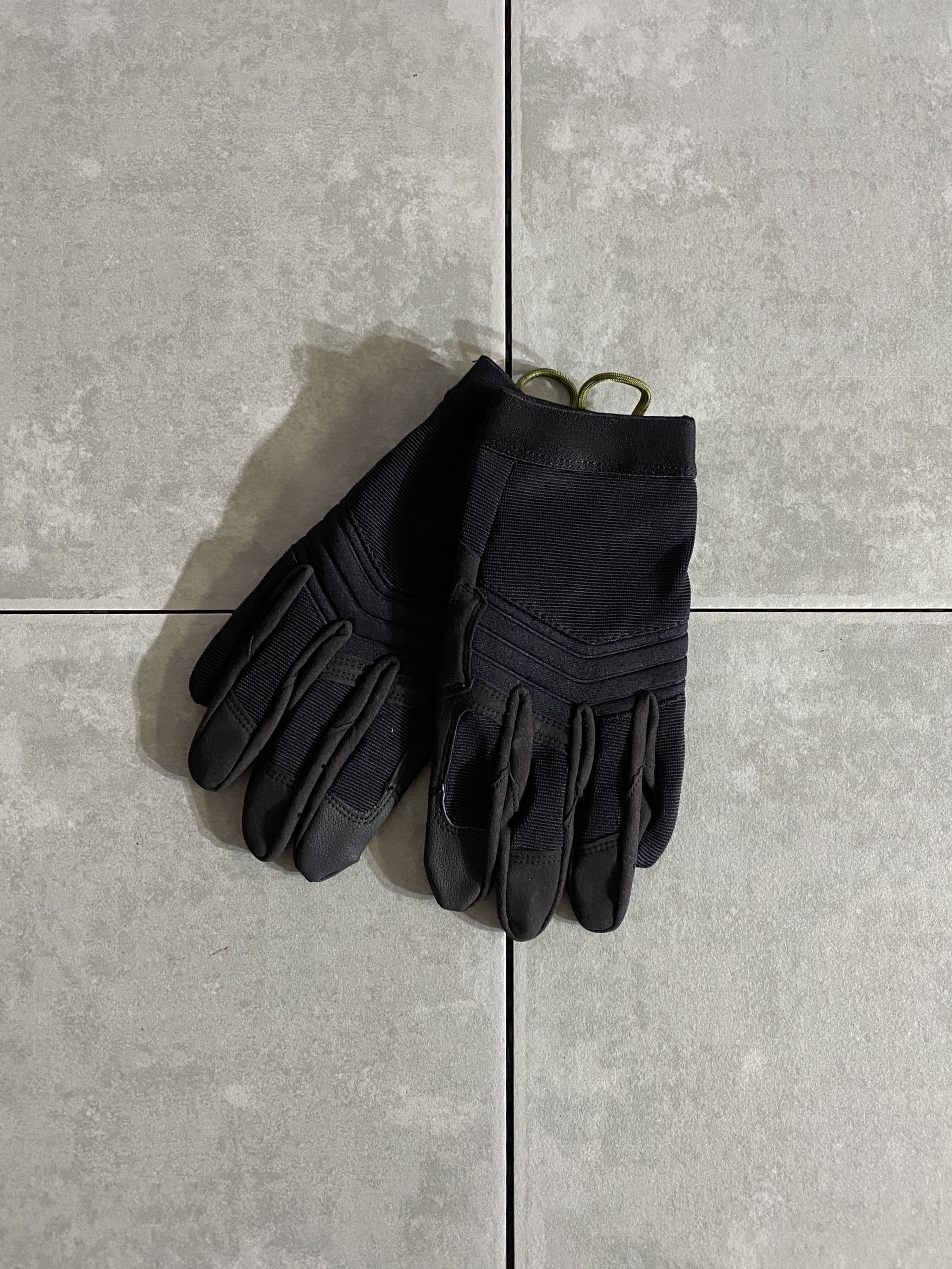 CAMELBAK

CAMELBAK IMPACT CT GLOVES

カラー：ブラック

サイズ：L
人差し指：約8cm

CAMELBAKのインパクトCTグローブ。

汎用性のあるタクティカルグローブで、高品質なグローブメーカーであった
会社のデザインをキャメルバック社が買取り、
後発ながらも高い支持を誇っています。

全体的に軽量、薄型のデザインで高い作業性、汎用性に優れており
手のひらはスウェード地、パッド封入により高い防護性能になっております。

※画像の程度とは若干異なる場合がございますので予めご了承下さい。
(キズ、へこみ、汚れ、穴あき、ほつれ、文字書入れ(名前、ナンバー)など