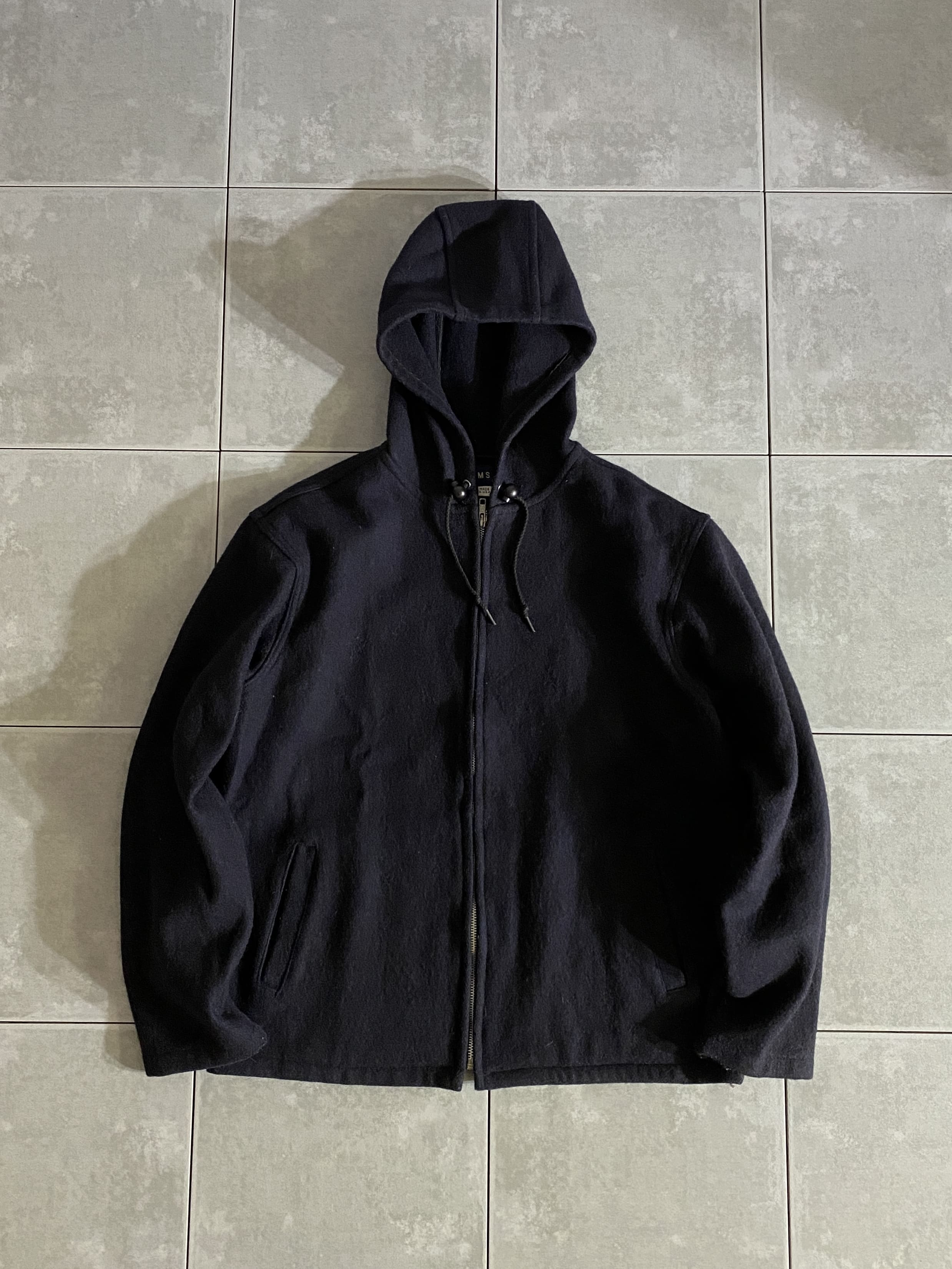 BEAMS

【BEAMS】ZIP HOODIE MADE IN USA

カラー：ネイビー

サイズ：L
着丈：約63cm　身幅：約58cm　肩幅：約50cm　袖丈：約58cm

素材：毛　ナイロン

BEAMS、アメリカ製のジップパーカー。

ジップパーカー自体、ここ数年での人気もあり
普通のプルオーバーに比べて若干トレンディーな印象です。

ネイビーカラーなのでカジュアルすぎない
絶妙なバランス感もポイントの1つ。

Tシャツの上に軽い羽織感覚で着用でき、インナーとしても優秀で
一着持っておくとスタイリングの幅も広がる
ファッション的にも汎用性の高いアイテムです。
