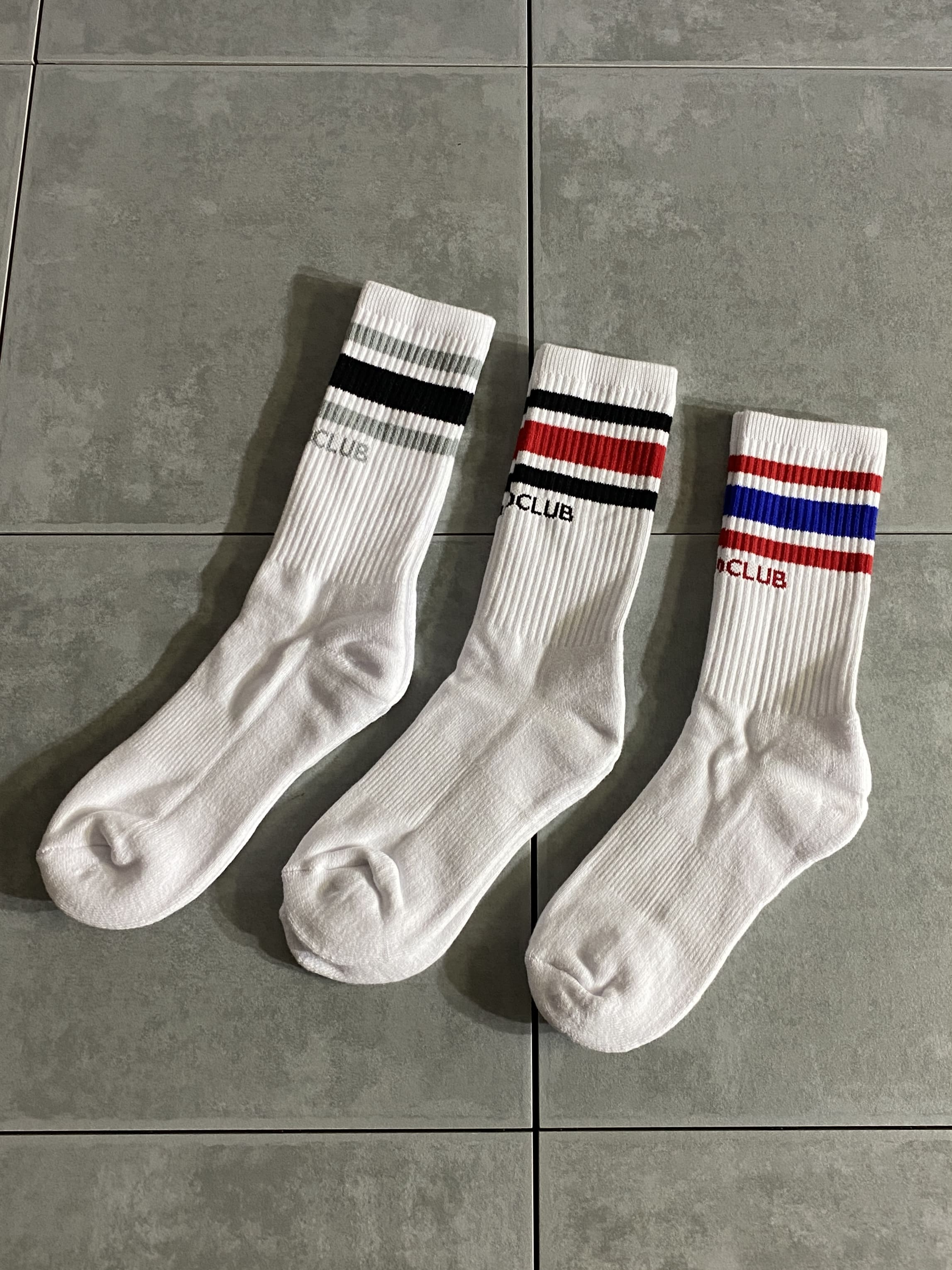 PRO CLUB

【PRO CLUB】STRIPE CREW SOCK

カラー：WHITE/BLACK/GREY
　　　　WHITE/RED/BLACK
　　　　WHITE/BLUE/RED

サイズ：M / L
M：約24.0-26.5cm
L：約27.0-31.0cm

素材：コットン79％　ポリアミド18％　
　　　スパンデックス3％

アメリカの超定番ブランドとして人気のある、
PRO CLUBのストライプクルーソックス。

分厚いリブ編みで伸縮性がある為、
履き心地抜群。

ポップなカラーリングが、
足元にさりげないアクセントを加えてくれます。