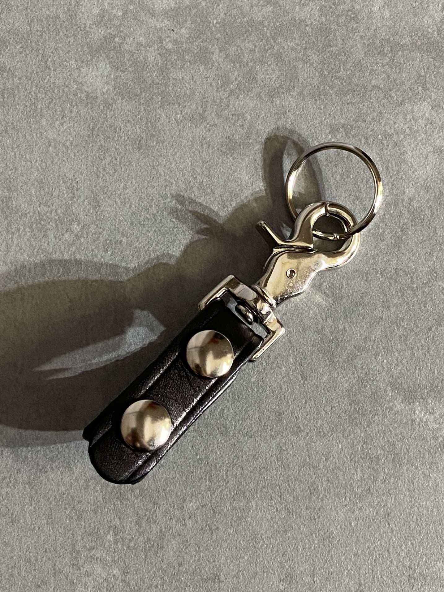 Boston

BELT KEEPER AND KEY RING MADE IN USA

カラー：ブラック

サイズ：約13cm

素材：レザー

アメリカ製のベルトキーパー及びキーリングです。

深くドラム染めしてあるので切り傷、擦れ傷による
革の地色が出にくい仕様になっております。

金属部はニッケル仕様で、ベルトアクセントにピッタリの
アイテムです。
