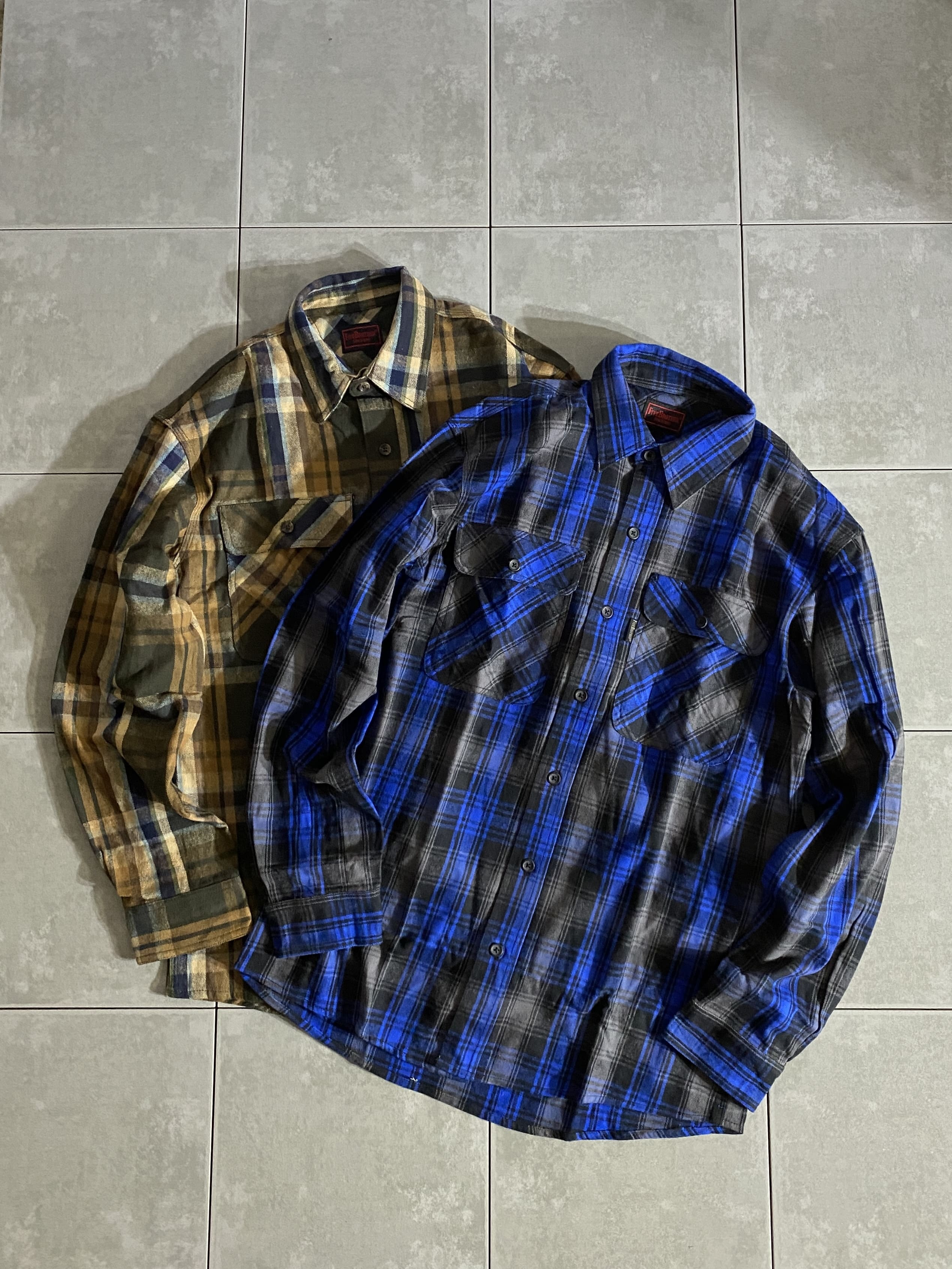 FIVE BROTHER 

【FIVE BROTHER】 HEAVY FLANNEL WORK SHIRTS

カラー：BROWN / BLUE

サイズ：M-R / L-R
M-R 着丈:約80cm 身幅:約56cm 肩幅:約54cm 袖丈:約65cm
L-R 着丈:約81cm 身幅:約61cm 肩幅:約56cm 袖丈:約66cm

素材：コットン100％

アメリカ、ニューヨークで長い歴史を誇る
老舗アウトドアブランドFIVE BROTHER。

大人気の長袖チェックヘビーネルシャツ。

タフな肉厚のヘビーネルを使用しているので高級感がございます。

1枚でシャツとしても、ジャケット、羽織としても着用でき
コーディネートに幅広く活躍してくれます。

定番だからこそ1着は持っておきたいアイテムです。