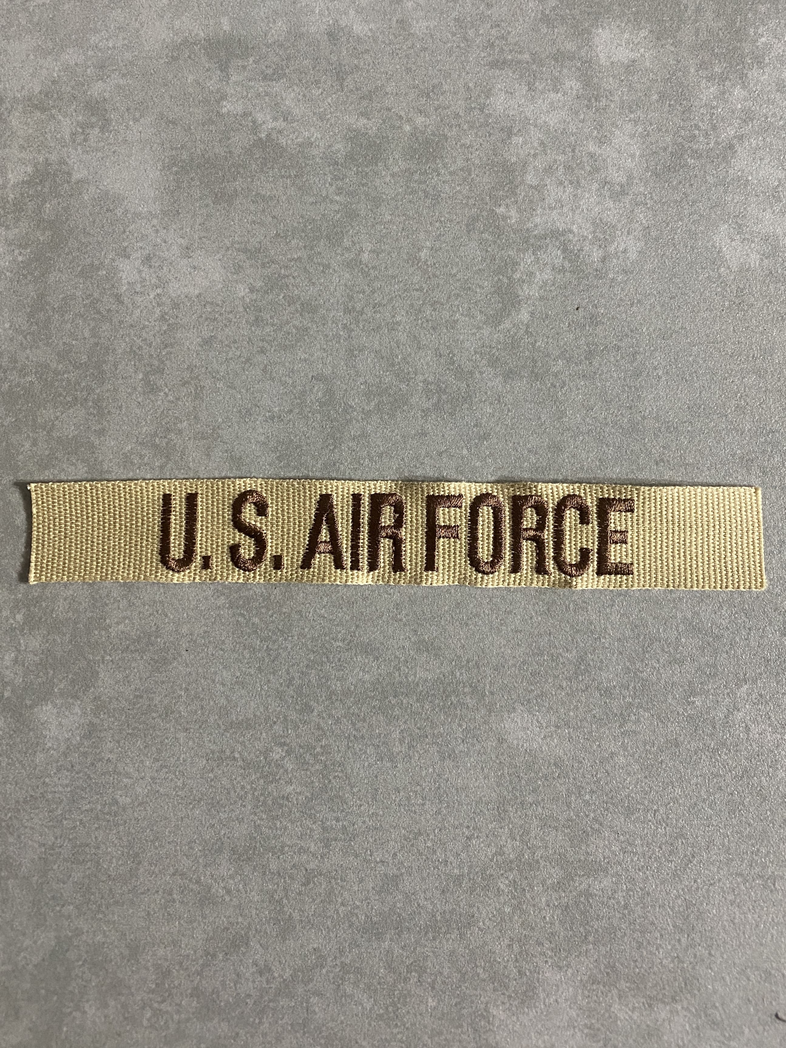 米軍放出品

U.S.AIR FORCE ブランチテープ

カラー：TAN

サイズ：約2.5×18cm

U.S.AIR FORCEのブランチテープ。

裏面にのりやベルクロは付いておりません。

ジャケットやバッグなど、
カスタムとしていかがでしょうか。

※画像の程度とは若干異なる場合がございますので予めご了承下さい。
(キズ、へこみ、汚れ、穴あき、ほつれ、文字書入れ(名前、ナンバー)など
