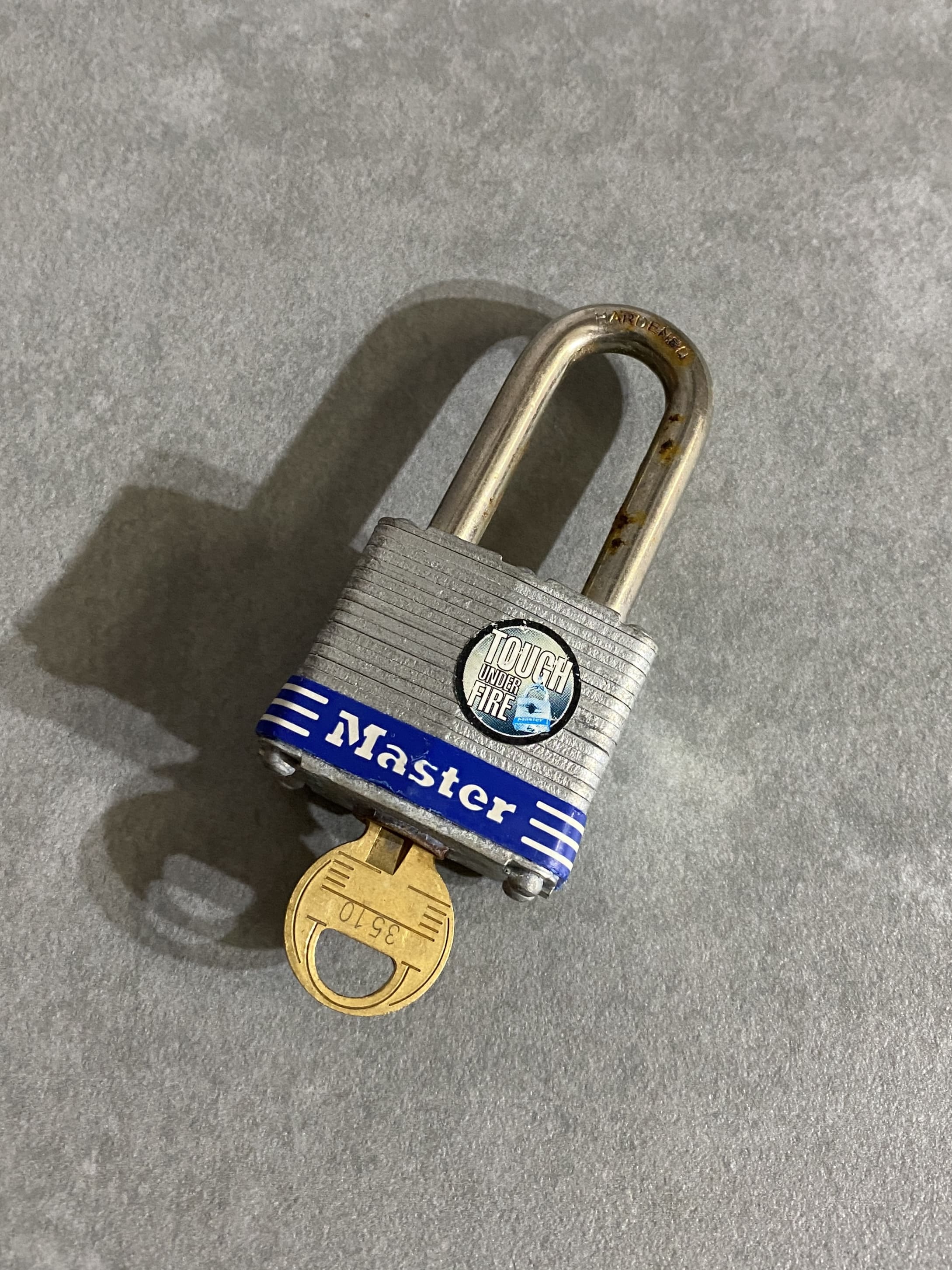 南京錠

MASTER LOCK 南京錠

カラー：シルバー

サイズ：約8×4cm

世界各国で使用されているMASTERLOCK。

鍵は1つのみ。

サビや劣化により固くなっている為、
力を入れないとロックがかかりません。

使用はできますので、
お持ちのボックスやペリカンケースとご一緒にいかがでしょうか。

※画像の程度とは若干異なる場合がございますので予めご了承下さい。
(キズ、へこみ、汚れ、穴あき、ほつれ、文字書入れ(名前、ナンバー)など
