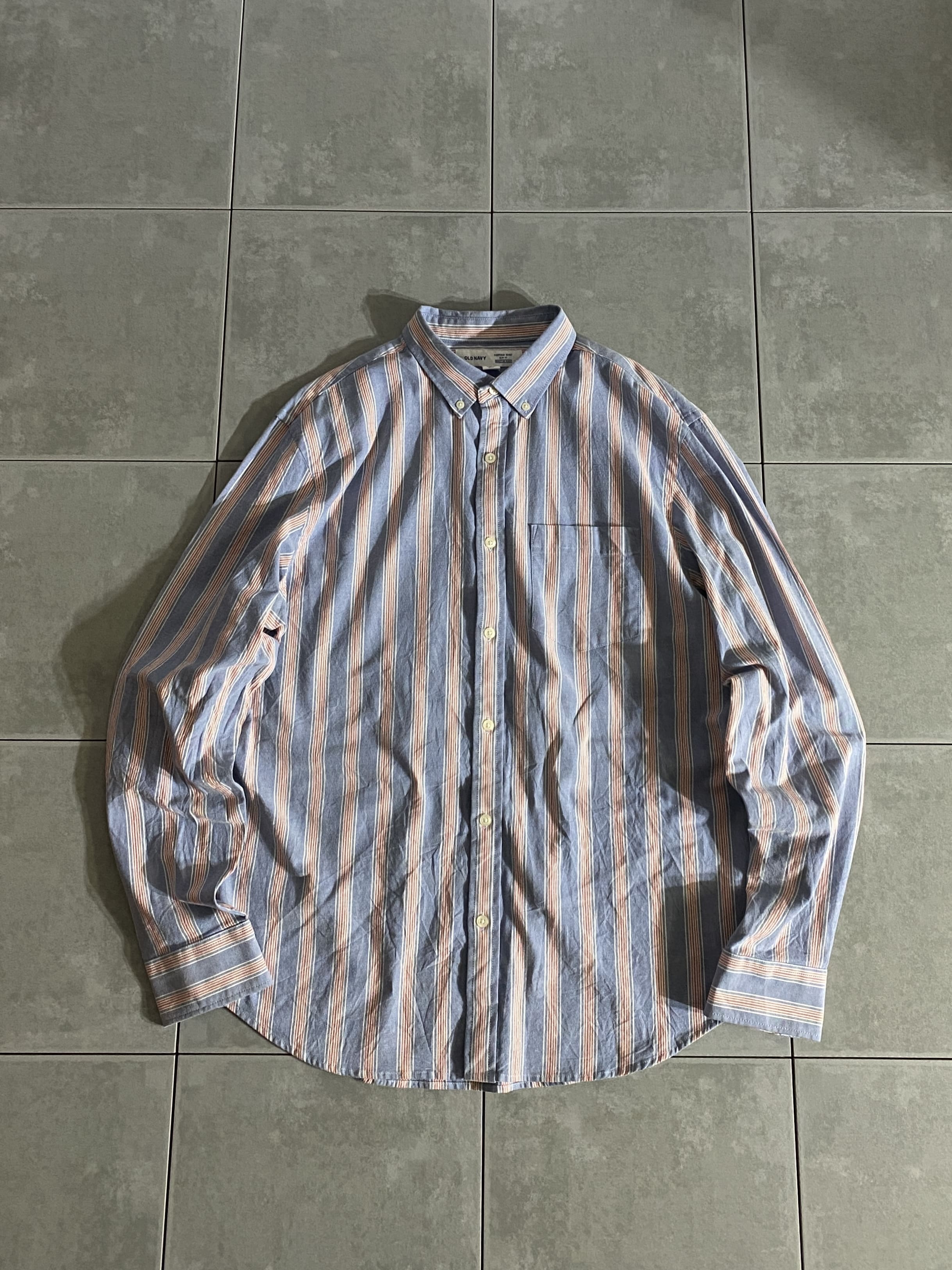 OLD NAVY

【OLD NAVY】STRIPE BUTTON DOWN SHIRT

サイズ：L
着丈：約76cm　身幅：約59cm　肩幅：約50cm　袖丈：約66cm

素材：コットン97％　スパンデックス3％

GAPグループが展開するアメリカ最大の
ファストファッションブランドOLD NAVY。

爽やかな色味のストライプシャツ。

色褪せ具合も抜群で、一枚着からレイヤード使いまで
たくさんのコーディネートで活躍するアイテムです。

※気にならない程度ですが、前後若干の汚れがございます。

※画像の程度とは若干異なる場合がございますので予めご了承下さい。
(キズ、へこみ、汚れ、穴あき、ほつれ、文字書入れ(名前、ナンバー)など
