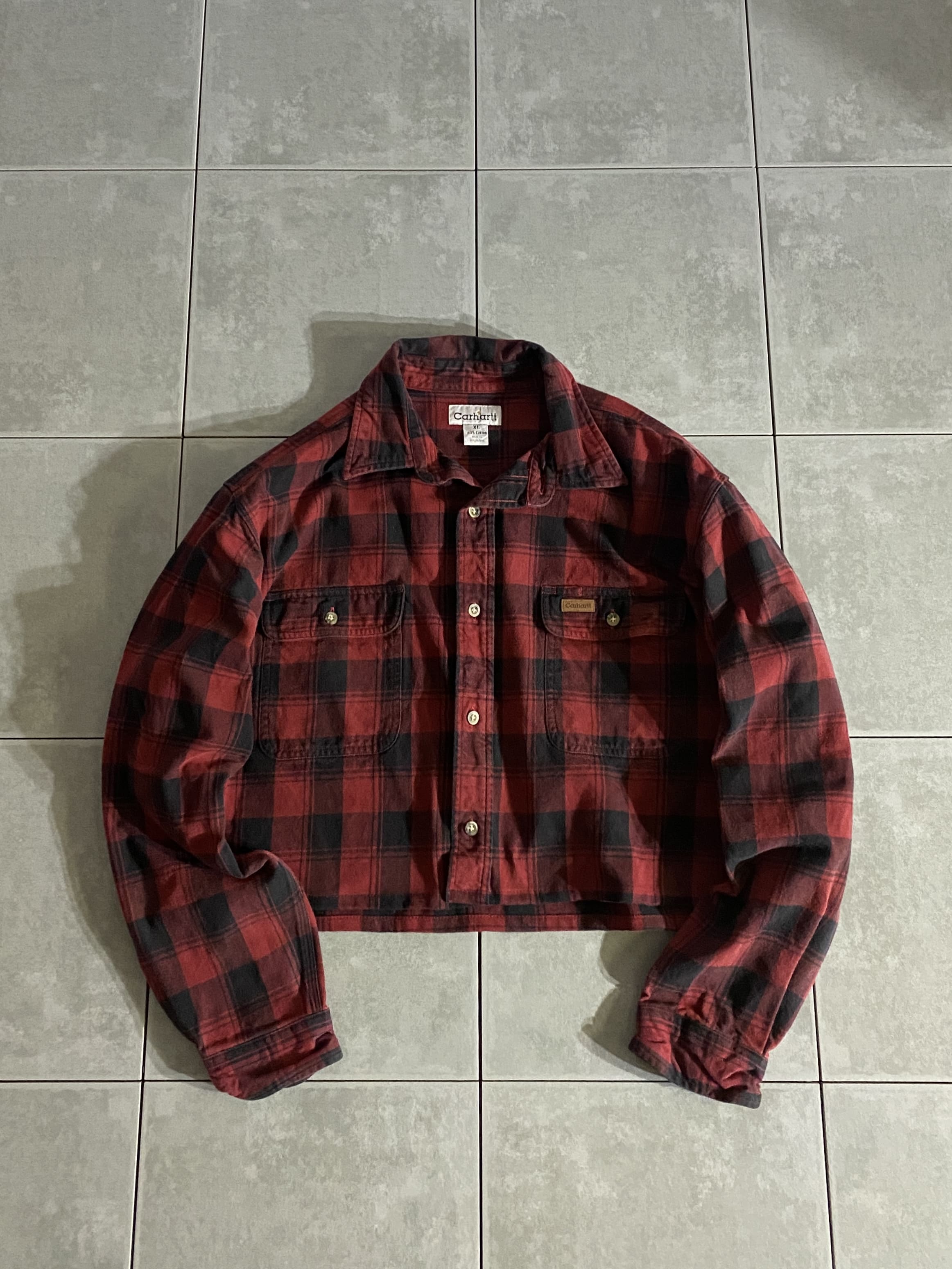 Carhartt

【Carhartt】Remake Check Shirt

カラー：レッド

サイズ：XL
着丈：約52cm　身幅：約67cm　肩幅：約53cm　袖丈：約62cm

素材：コットン100％

女性用Carharttのリメイクチェックシャツ。

丈をバッサリ切ったリメイク品です。

切りっぱなしではなく、しっかり裾を縫い直しているので
かなり綺麗に仕上がっております。

チェックの色味も◎

丈以外はそのままのサイズなので大きめですが、
ワイドパンツで合わせたり、袖を捲ってアレンジしてみたり
楽しみ方は無限です。

※画像の程度とは若干異なる場合がございますので予めご了承下さい。
(キズ、へこみ、汚れ、穴あき、ほつれ、文字書入れ(名前、ナンバー)など