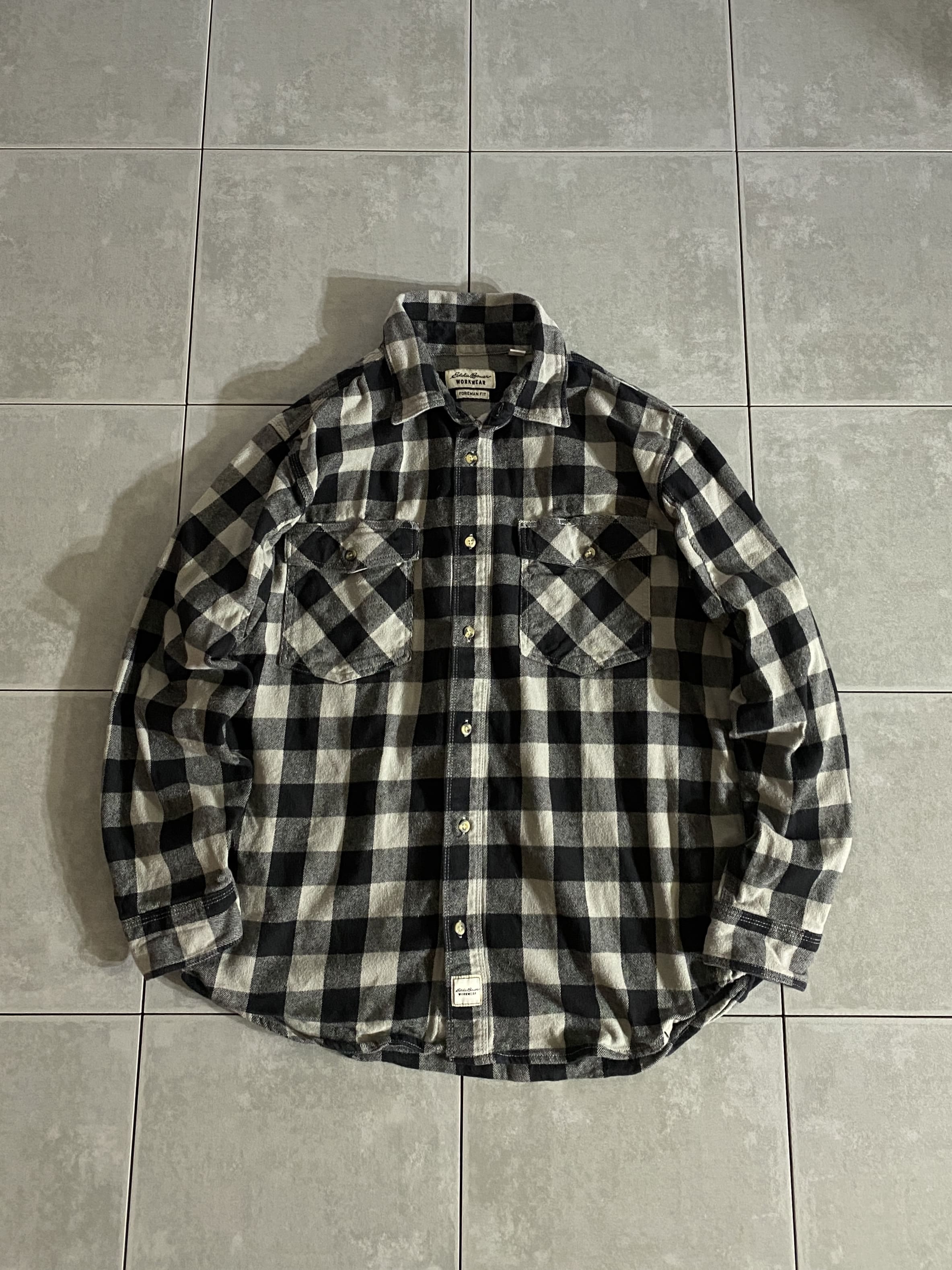 Eddie Bauer

【Eddie Bauer Workwear】Flannel Shirt

カラー：ブラック/グレー

サイズ：L
着丈：約72cm　身幅：約60cm　肩幅：約46cm　袖丈：約60cm

素材：コットン98％　スパンデックス2％

アメリカ発、アウトドア系ブランドの代表格
Eddie Bauer(エディー・バウアー)。

歴史が長く、幅広い世代に注目されているブランドの
長袖チェックシャツです。

誰にでもハマりやすいブラック、グレーの
シンプルなチェック柄。

厚手の生地なので、羽織りにもインナーにも使える
万能アイテムです。

※画像の程度とは若干異なる場合がございますので予めご了承下さい。
(キズ、へこみ、汚れ、穴あき、ほつれ、文字書入れ(名前、ナンバー)など


