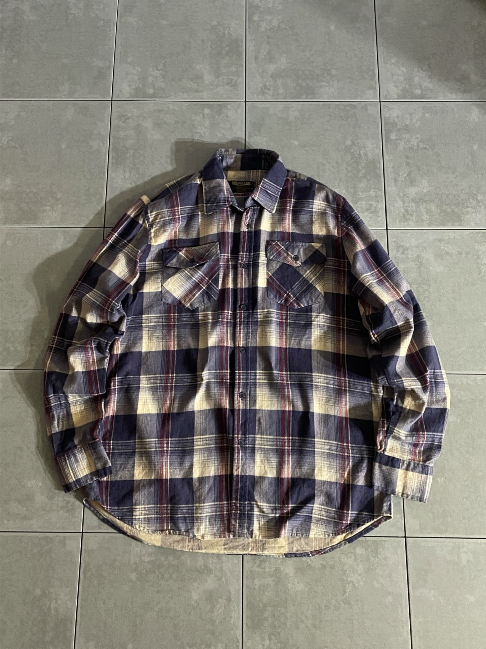 WOODLAND

【WOODLAND】Flannel Shirt

サイズ：L
着丈：約76cm　身幅：約 58cm　肩幅：約46cm　袖丈：約64cm

素材：コットン100％

WOODLANDのネルシャツ。

抜群の色褪せと配色。

サイズ感もやや大きく、全体のクタクタ具合がマッチして
少し野暮ったく着用できるアイテム。

どのコーデにもハマるベストな一着です。

※第2ボタン、半分割れています。

※画像の程度とは若干異なる場合がございますので予めご了承下さい。
(キズ、へこみ、汚れ、穴あき、ほつれ、文字書入れ(名前、ナンバー)など
