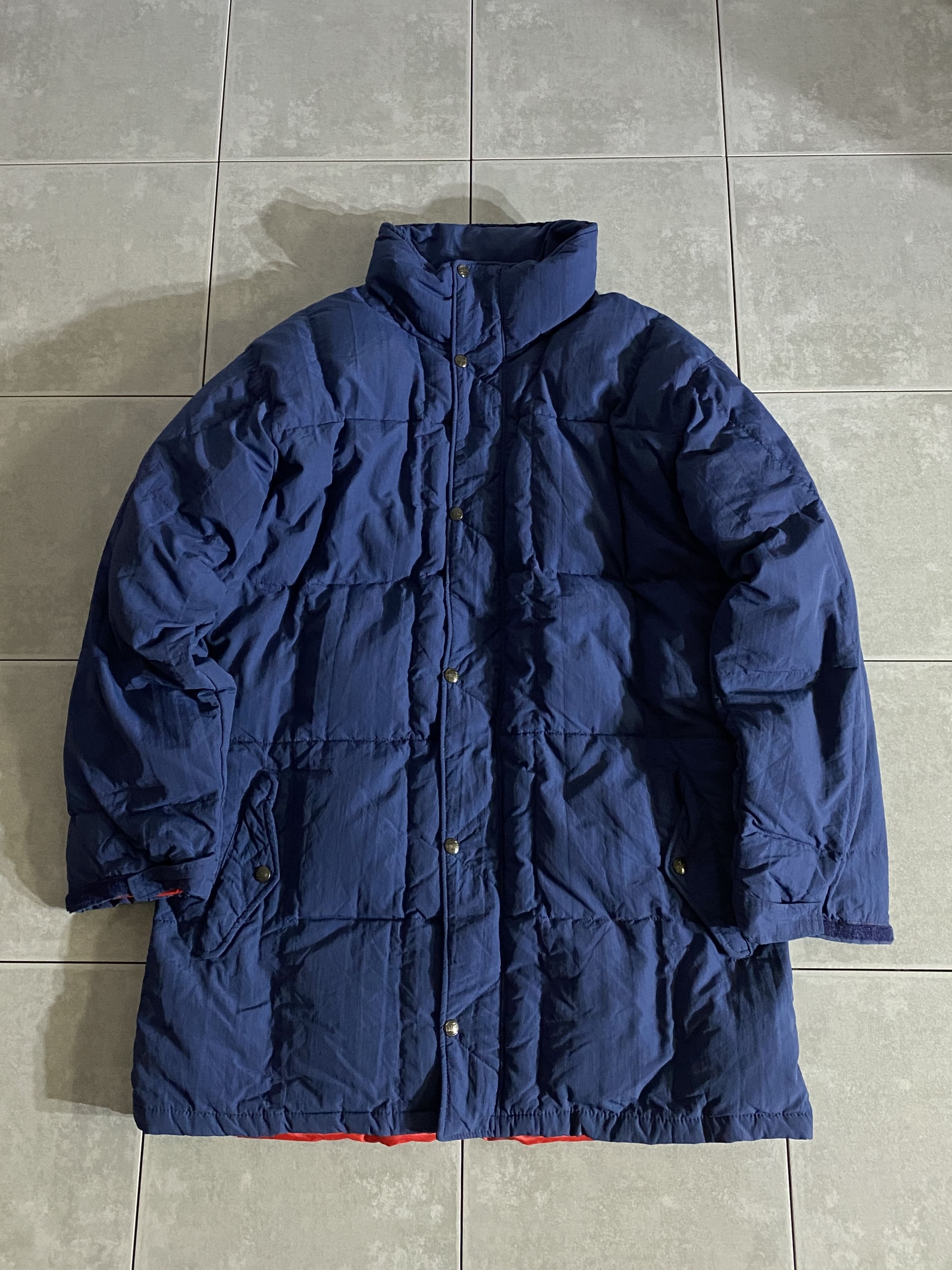 L.L.Bean

【L.L.Bean】80s-90s Down Jacket MADE IN USA

カラー：ネイビー

サイズ：L
着丈：約85cm　身幅：約66cm　肩幅：約54cm　袖丈：約62cm

素材：ナイロン100％

アメリカ製のL.L.Beanダウンジャケット。

80年から90年代の通称「山タグ」です。

ミディアムレングスで保温性も抜群、
状態もバッチリ。

中はパーカーにチノパンなどで合わせても
かっこよくキマります。

冬に1着は持っておきてい必須アイテムです。

※画像の程度とは若干異なる場合がございますので予めご了承下さい。
(キズ、へこみ、汚れ、穴あき、ほつれ、文字書入れ(名前、ナンバー)など
