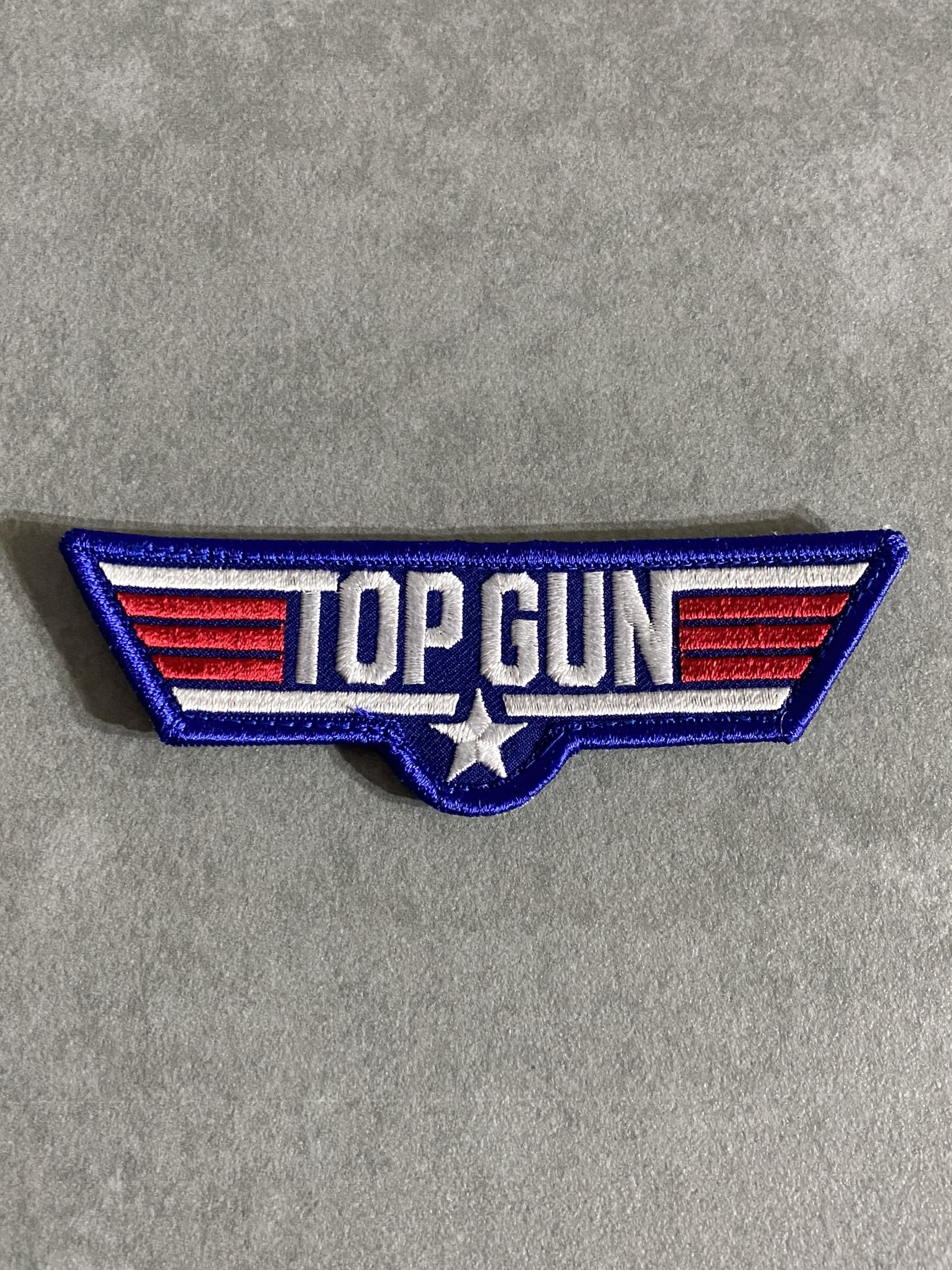 ワッペン

TOP GUN ワッペン

カラー：ブルー

サイズ：約4×11.5cm

裏地ベルクロ付

ジャケットやバッグなどにいかがでしょうか。