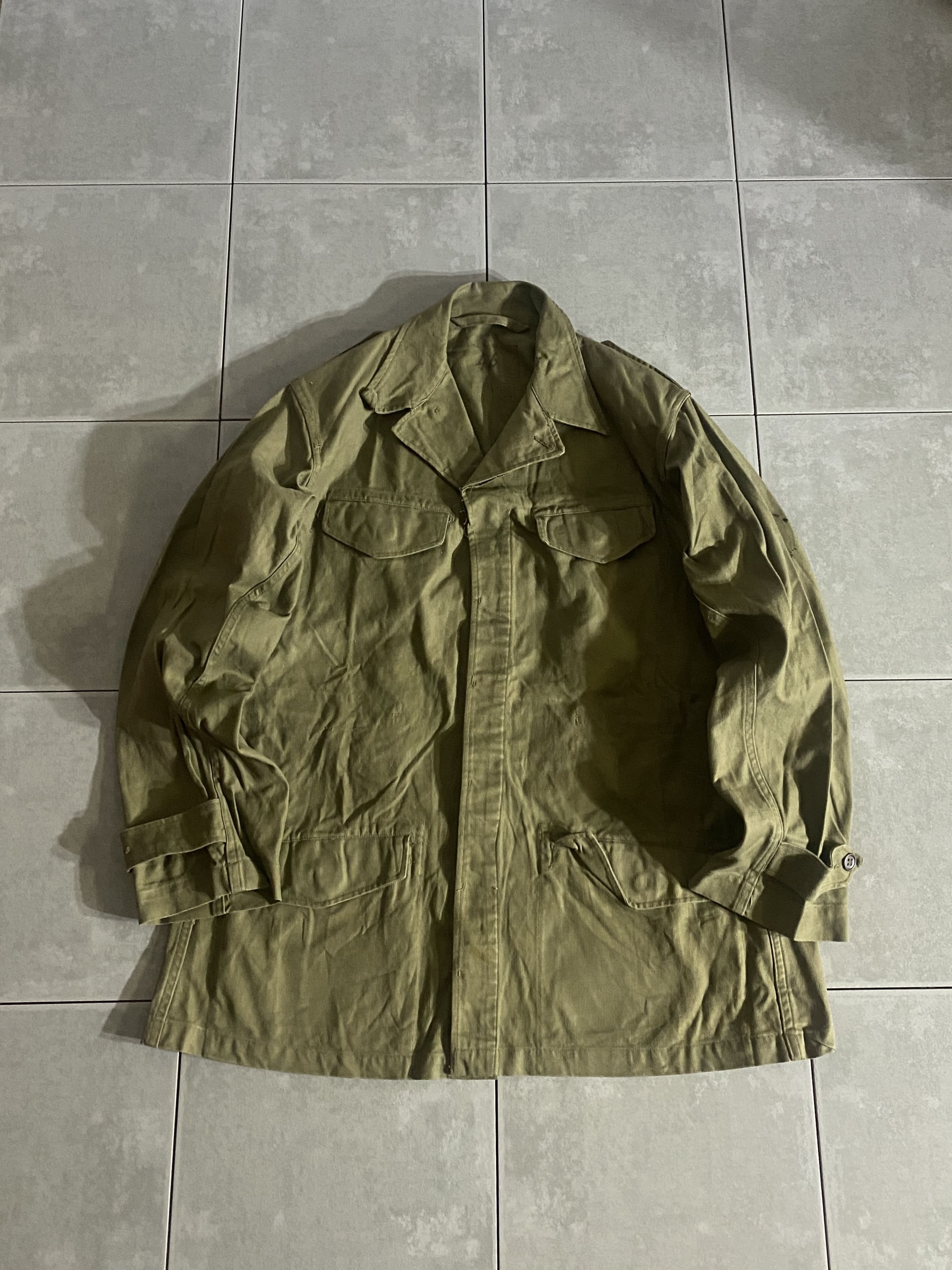 フランス軍

【フランス軍】M-47 Field Jacket 前期型 

カラー：オリーブ

サイズ：46
着丈：約78cm　身幅：約55cm　肩幅：約47cm　袖丈：約60cm

素材：コットンツイル

フランス軍で大戦後初めて開発、採用された
コットン製フィールドジャケット。

1947年-1950年代にかけて採用された大変希少なジャケットで、
数あるミリタリージャケットの中で頭一つ飛びぬけた
カッコ良さがあります。

ミリタリージャケットでありながら上品さがあり、
どのコーディネートにもスマートに見せてくれる一着です。

今後ますます価値が高騰するアイテムの1つです。

※左肩、パッチを取った後の糸が残っております。

※下衿、ほつれございます。

※画像の程度とは若干異なる場合がございますので予めご了承下さい。
(キズ、へこみ、汚れ、穴あき、ほつれ、文字書入れ(名前、ナンバー)など　　　　　