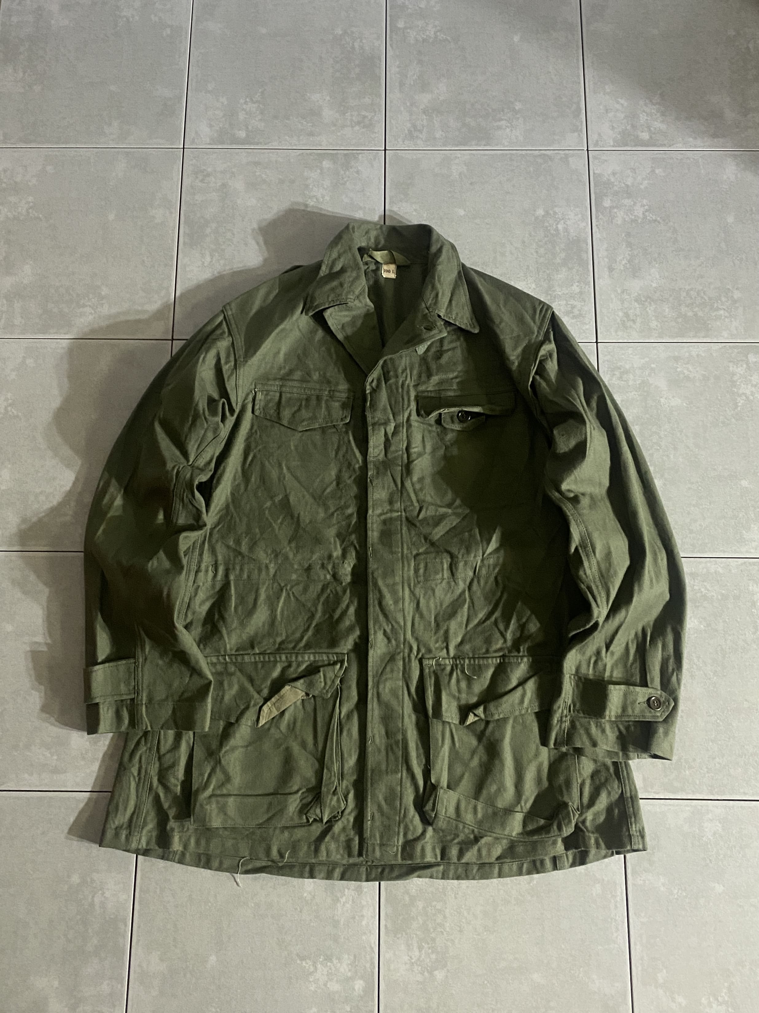 フランス軍 

【フランス軍】AIR FORCE M-47 Field Jacket

カラー：OD

サイズ：100L
着丈：約83cm　身幅：約58cm　肩幅：約49cm　袖丈：約62cm

素材：コットンツイル

フランス軍で1970年から採用が始まった
AIR FORCEのGENDARME向けのコットン製フィールドジャケット。

M-47フィールドジャケットと同様のデザインで、
カラーがODになったことが大きな違いです。

しっかりとしたコットンツイル素材のジャケットで、
裏側にはウエストのドローコードや袖の調節可能なストラップなど、
フィールドジャケットらしい機能が備わっています。

数あるミリタリージャケットの中で頭一つ飛びぬけた
カッコ良さがあるフィールドジャケットです。

※画像の程度とは若干異なる場合がございますので予めご了承下さい。
(キズ、へこみ、汚れ、穴あき、ほつれ、文字書入れ(名前、ナンバー)など