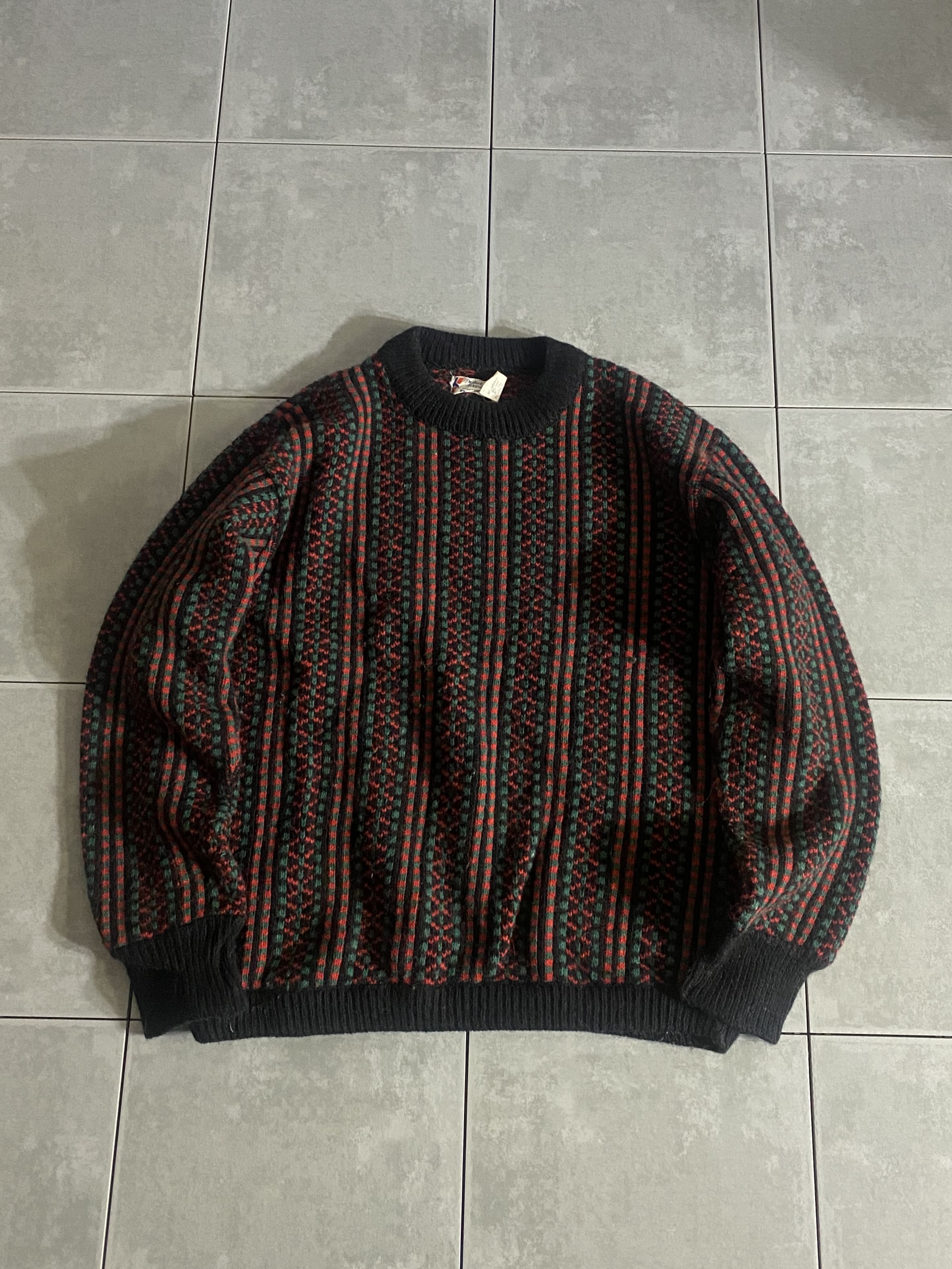 Fana Knit

【Fana Knit】birds eye knit sweater

サイズ：XL
着丈：約62cm　身幅：約60cm　肩幅：約50cm　袖丈：約60cm

素材：ウール　レーヨン　ナイロン

L.L.Beanの名作、「バーズアイ」。

こちらはL.L.Bean物ではなく、
Fana Knitのノルウェー製バーズアイニット。

鳥の目に見える編み柄のことを指します。

バランスの取りやすいシルエットで、
デニム、チノパン、スラックス、軍パン、
何でも合わせやすいアイテムになっております。

※画像の程度とは若干異なる場合がございますので予めご了承下さい。
(キズ、へこみ、汚れ、穴あき、ほつれ、文字書入れ(名前、ナンバー)など