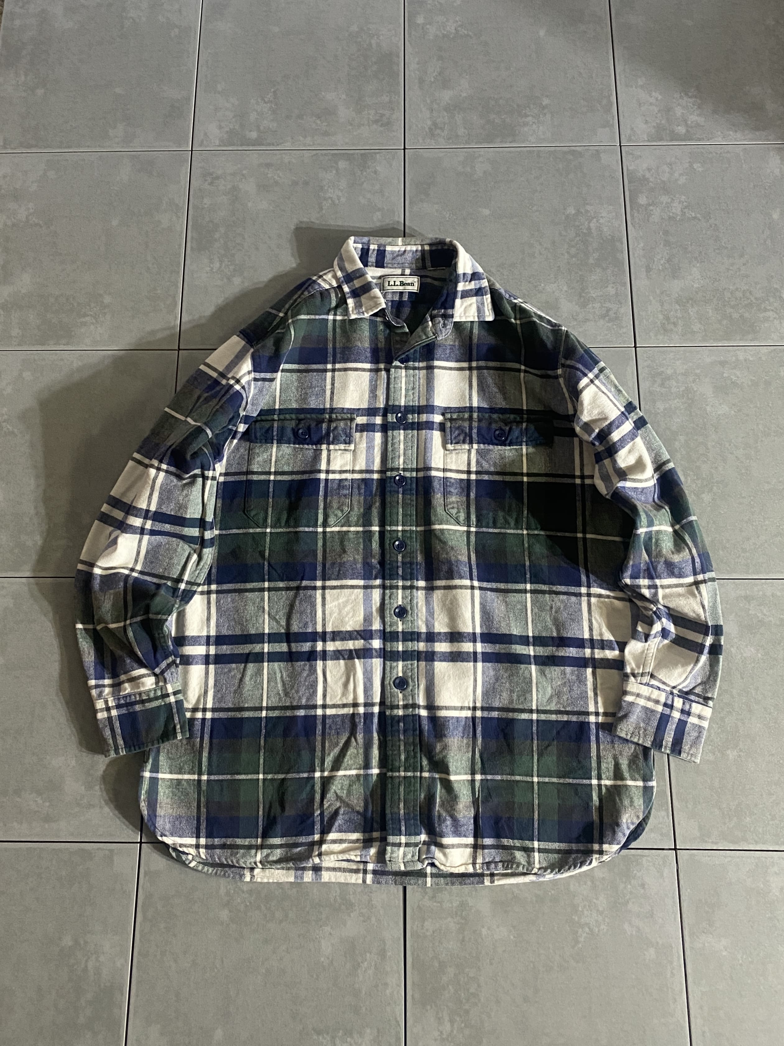 L.L.Bean

【L.L.Bean】80s-90s Flannel Shirt

サイズ：不明
着丈：約75cm　身幅：約60cm　肩幅：約46cm　袖丈：約57cm

素材：コットン

L.L.Beanのネルシャツ。

合わせやすいカラーリングで
一枚持っていれば色んな着回しができる万能アイテムです。

1枚でシャツとしても、ジャケット、羽織としても着用でき
コーディネートに幅広く活躍してくれます。

※所々、目立たないシミがございます。

※画像の程度とは若干異なる場合がございますので予めご了承下さい。
(キズ、へこみ、汚れ、穴あき、ほつれ、文字書入れ(名前、ナンバー)など
